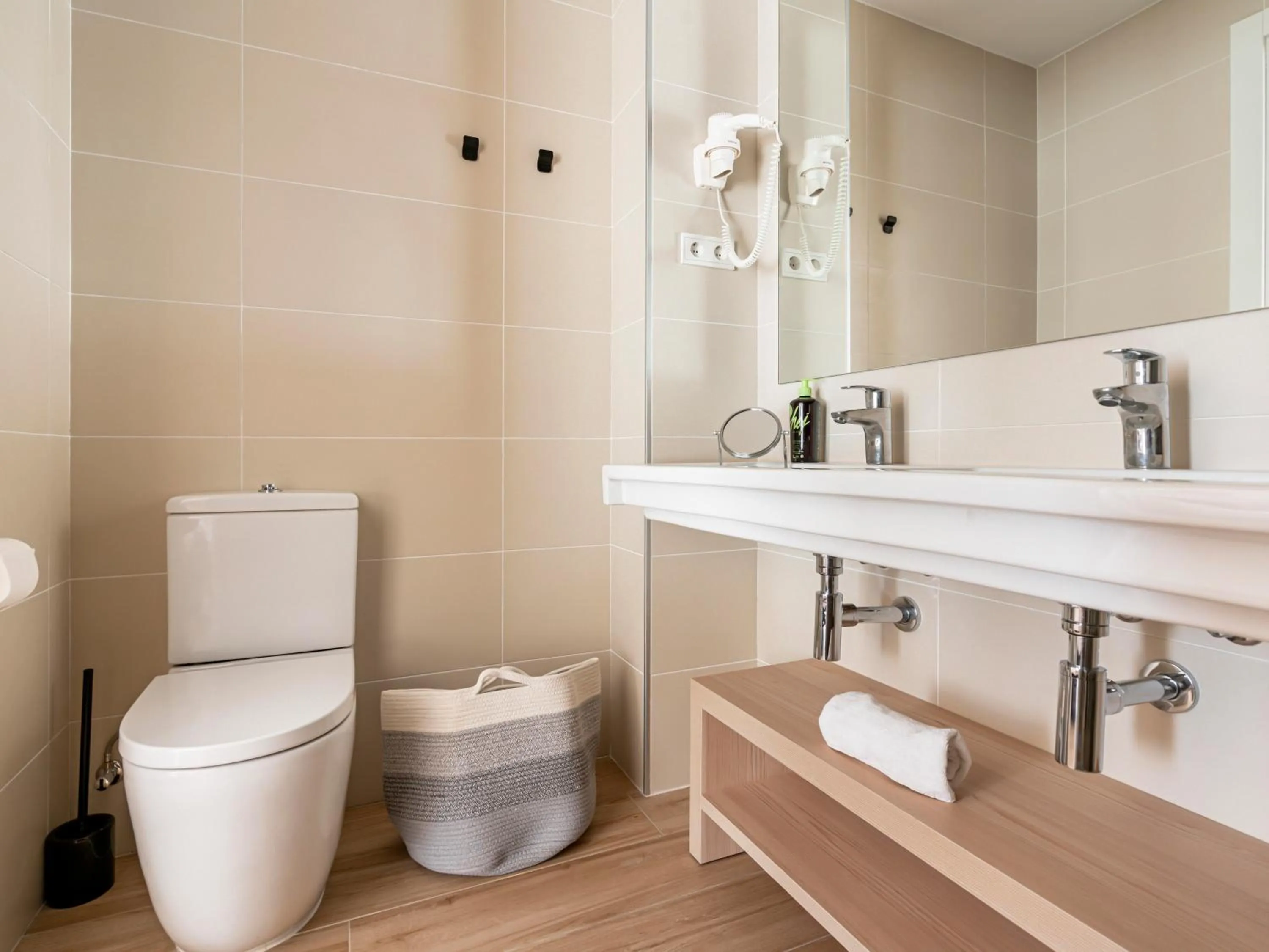 Bathroom in Limehome Barcelona Carrer de Besalú 82