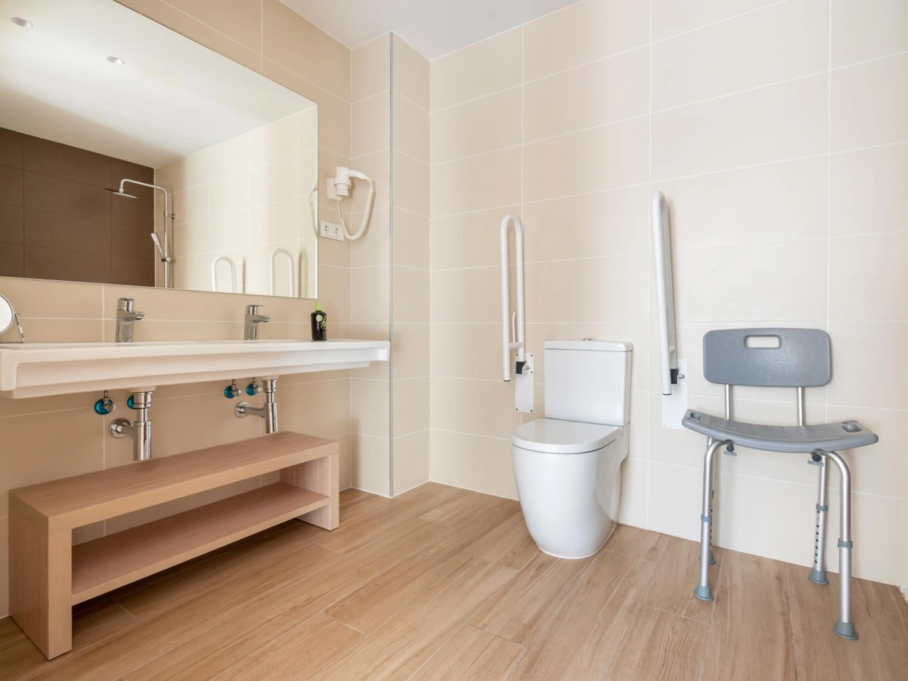 Bathroom in Limehome Barcelona Carrer de Besalú 82