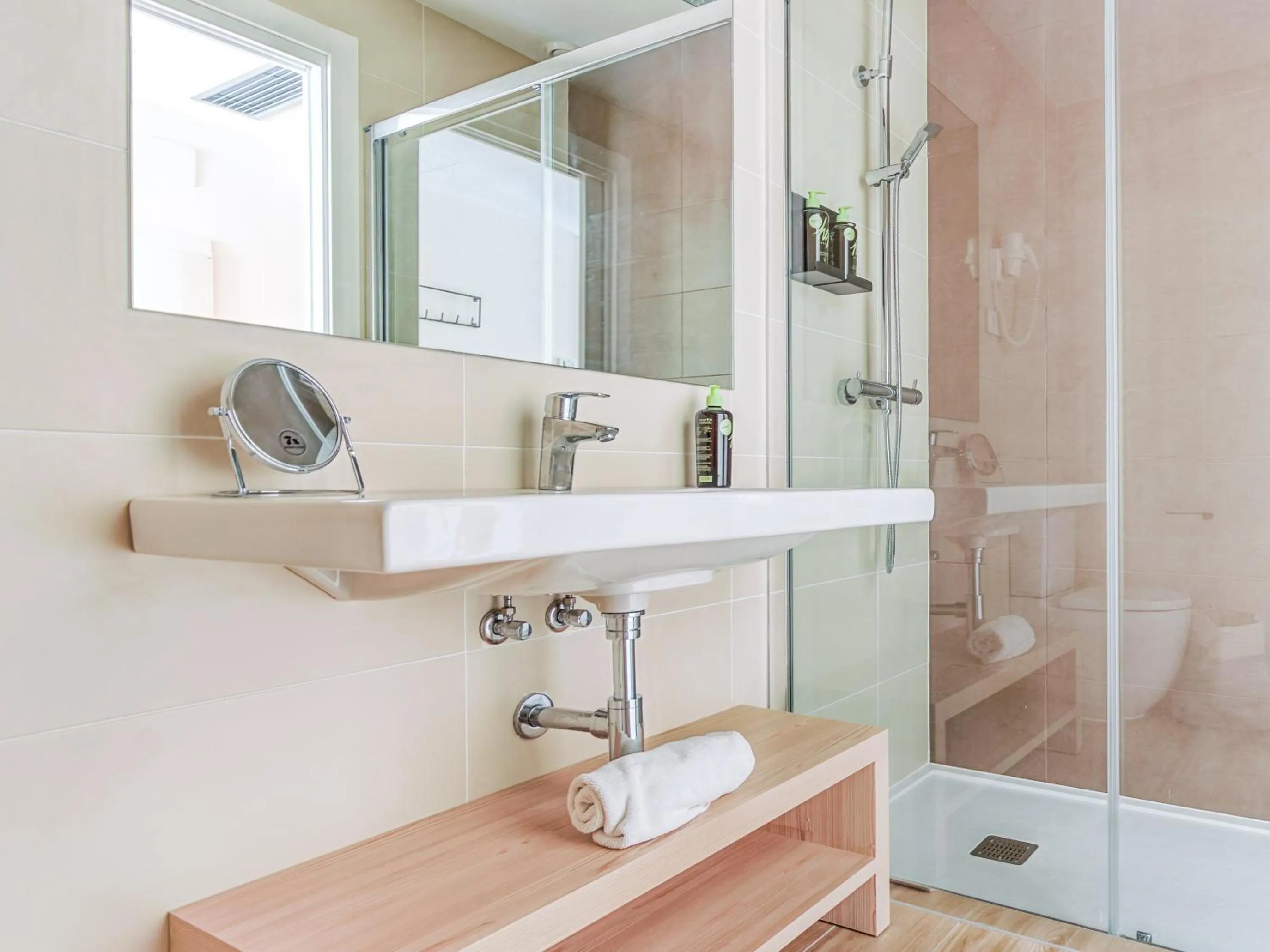 Bathroom in Limehome Barcelona Carrer de Besalú 82