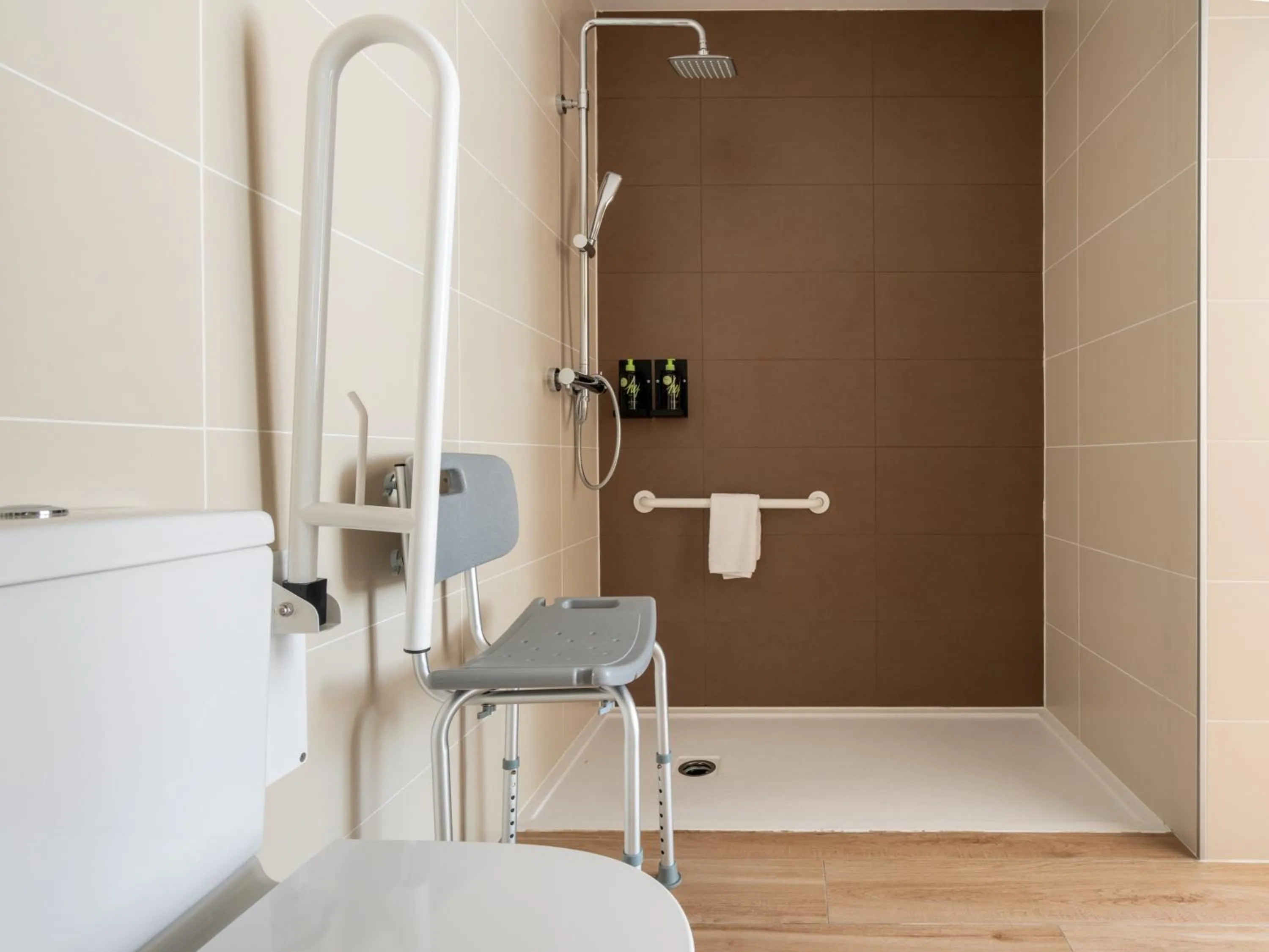 Bathroom in Limehome Barcelona Carrer de Besalú 82