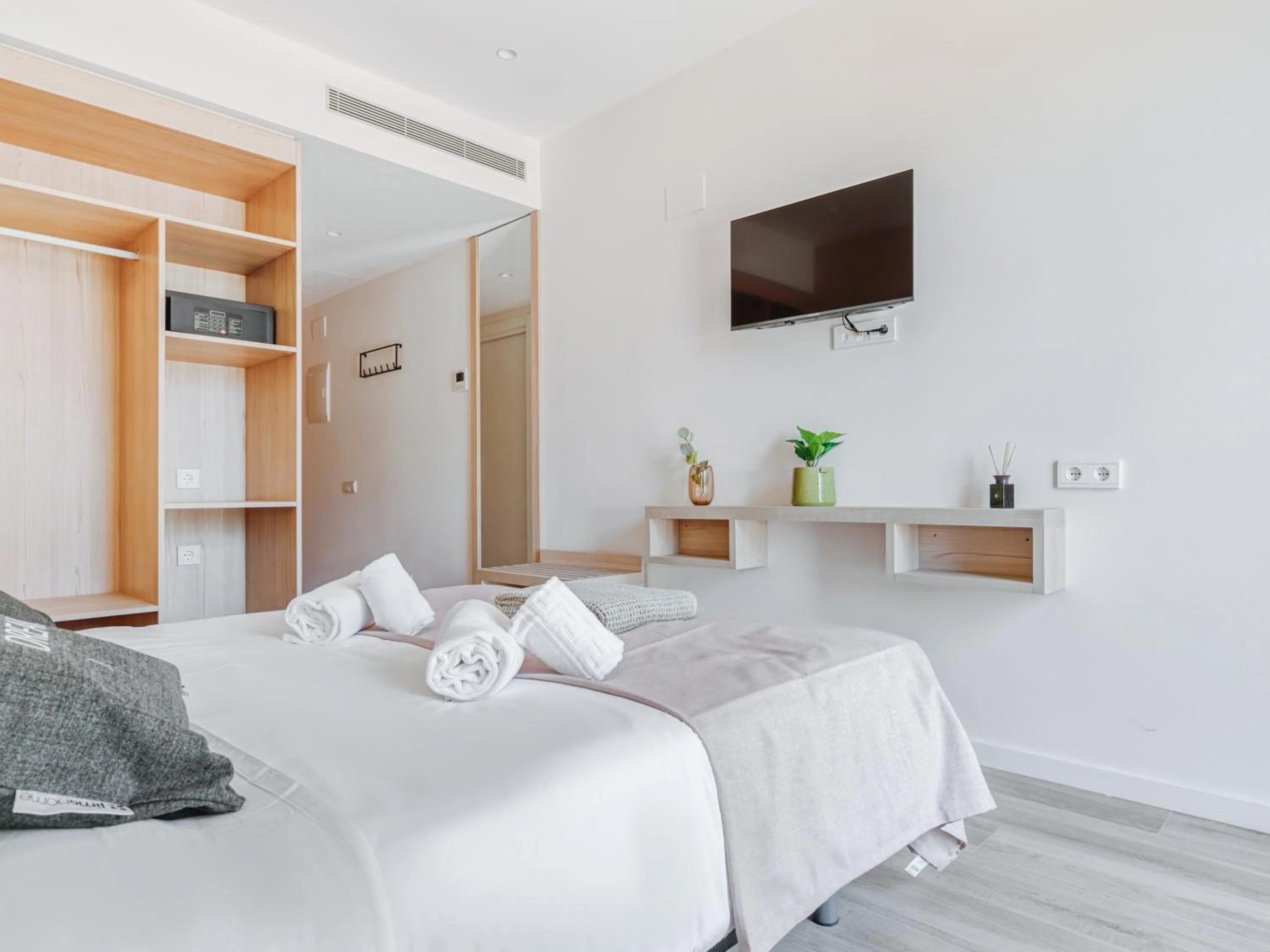 Bed in Limehome Barcelona Carrer de Besalú 82