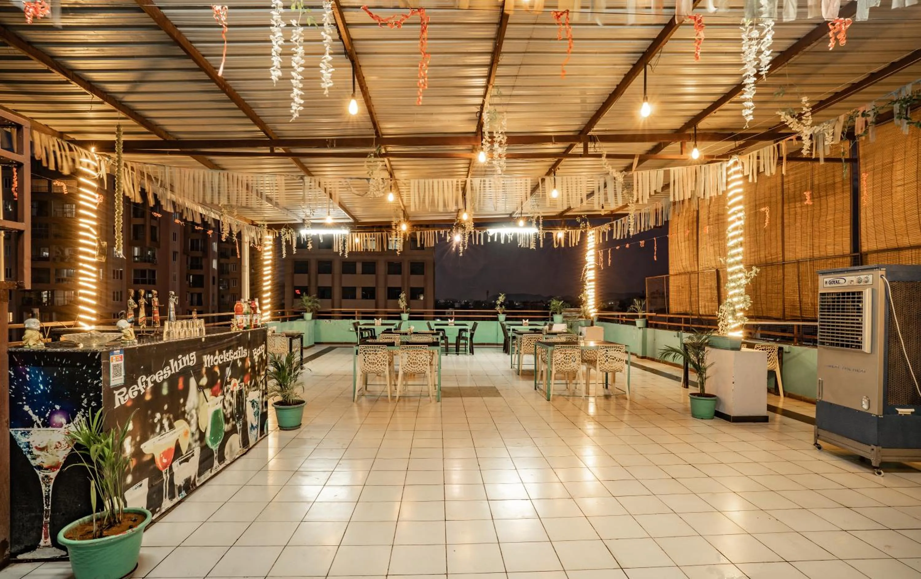 Restaurant/places to eat in Hotel Naman