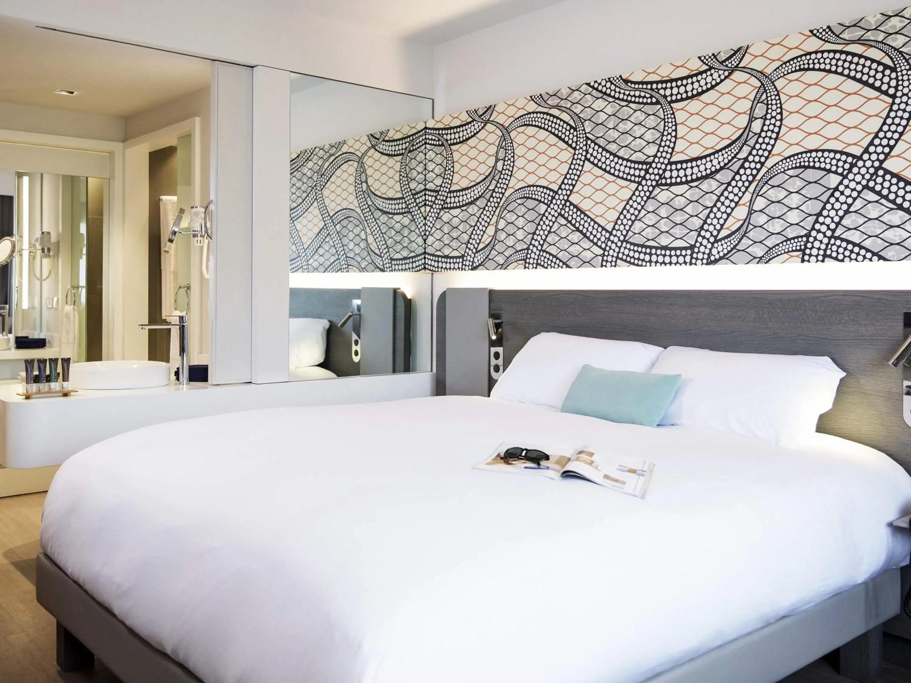 Bedroom, Bed in Novotel Cotonou Orisha