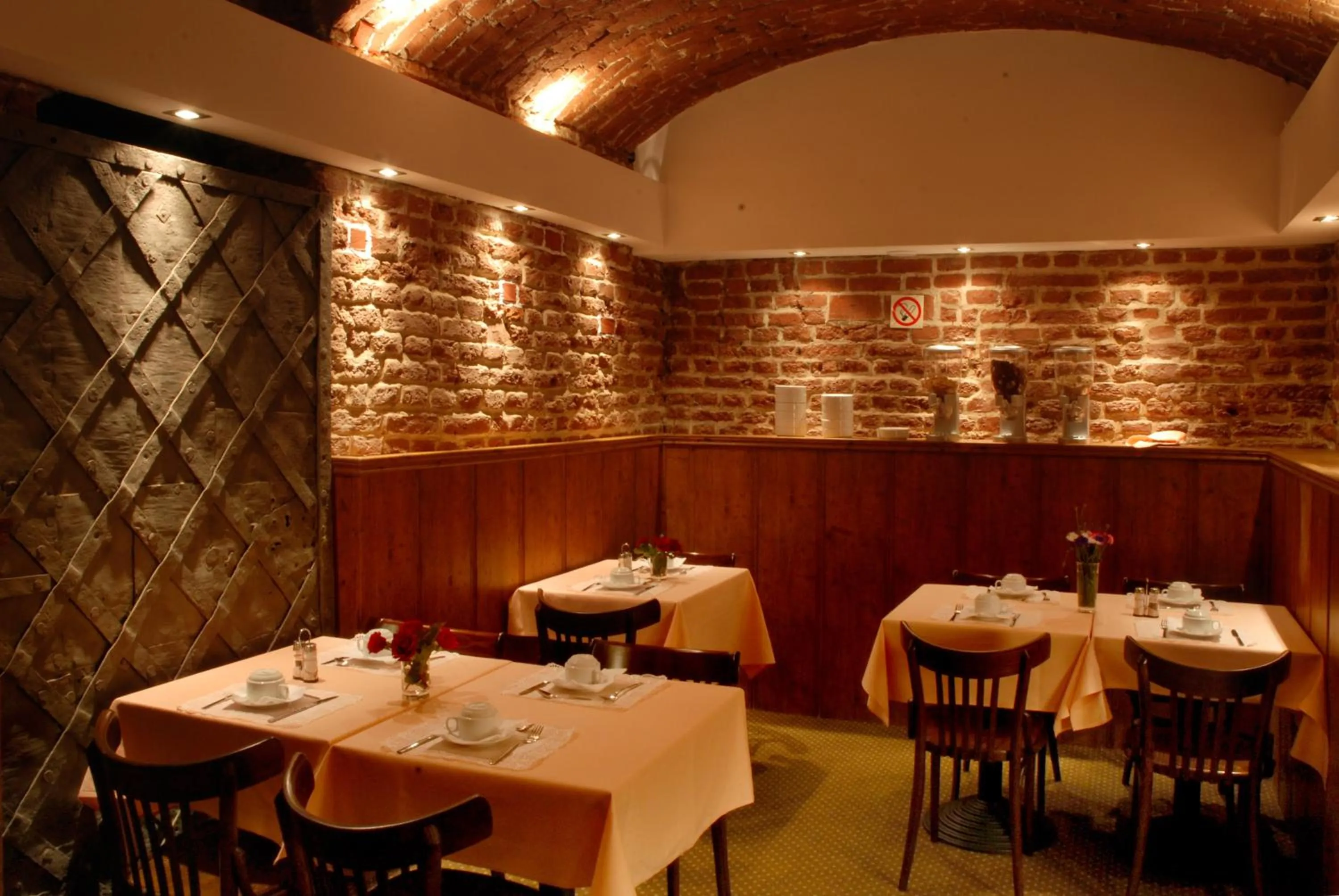 Restaurant/places to eat in Dom Casimi