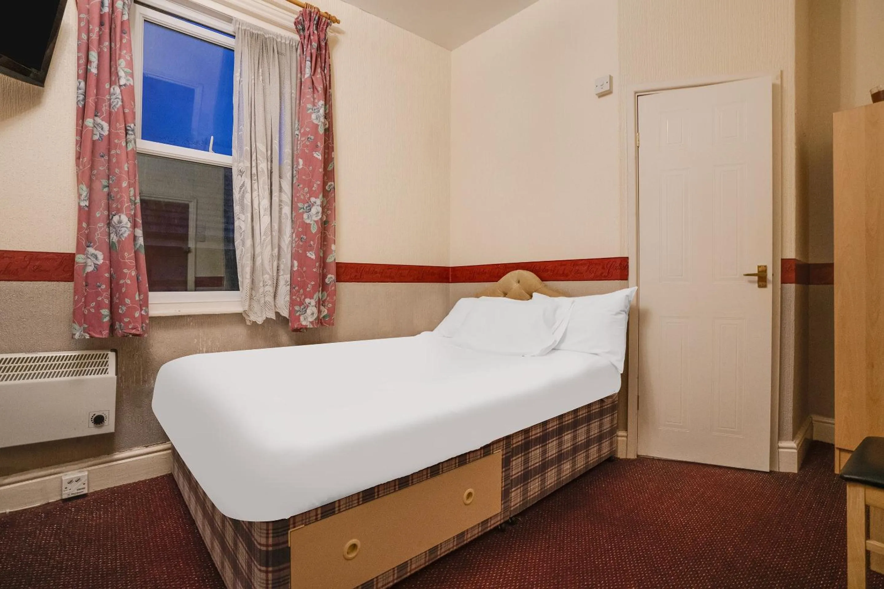 Bedroom in Chesterton Hotel, Blackpool South Shore