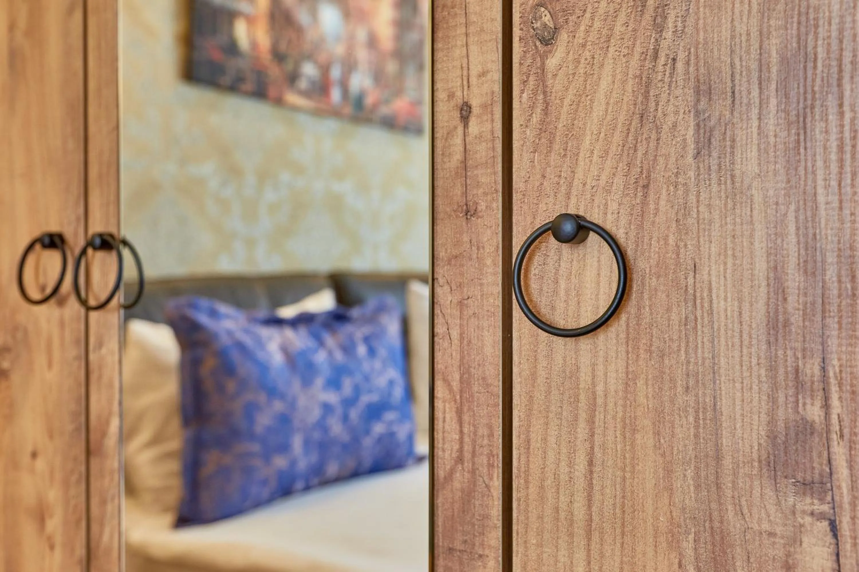 wardrobe, Bed in Ardey Hotel