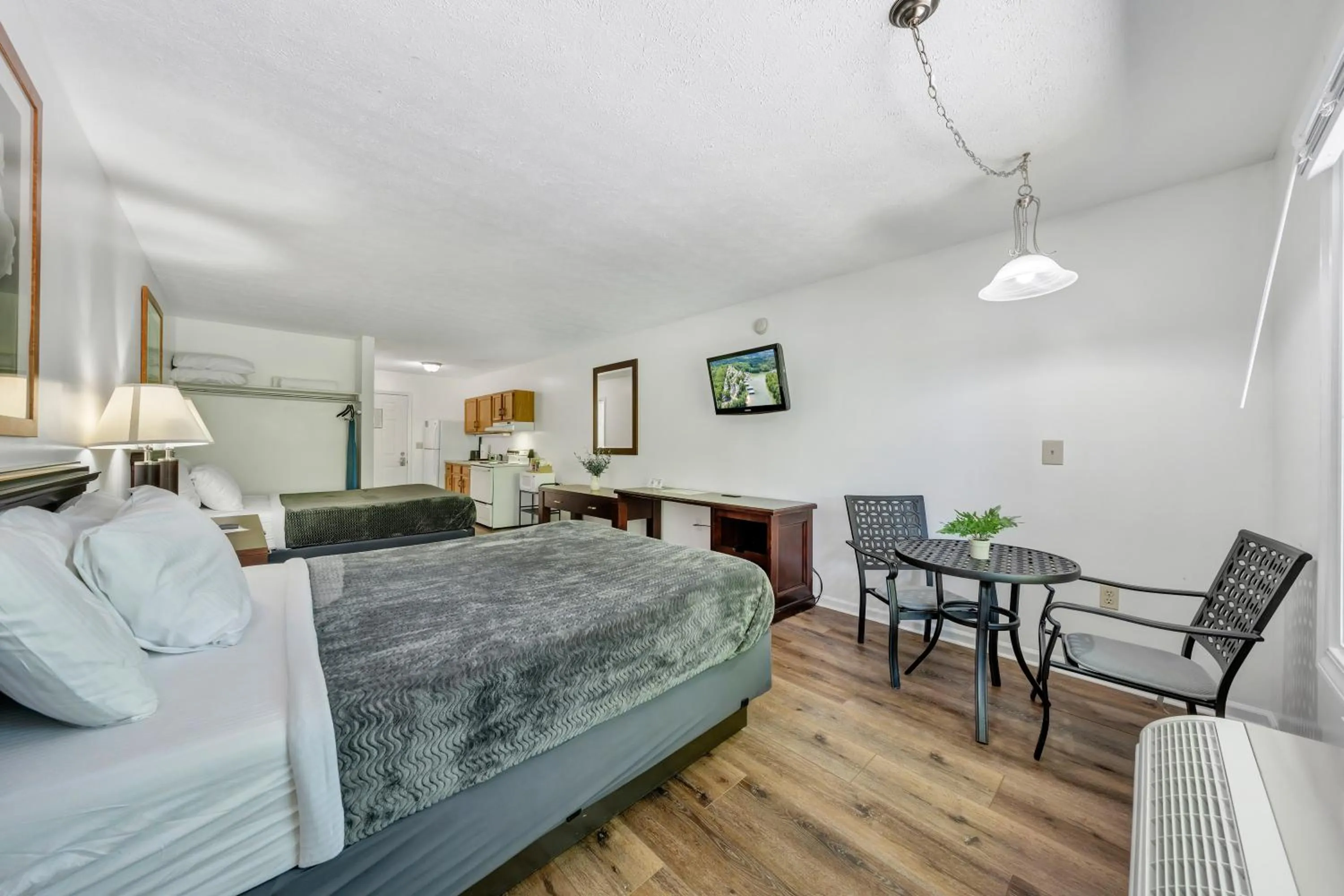 Bedroom, Bed in Halesford Harbour Resort - Smith Mountain Lake