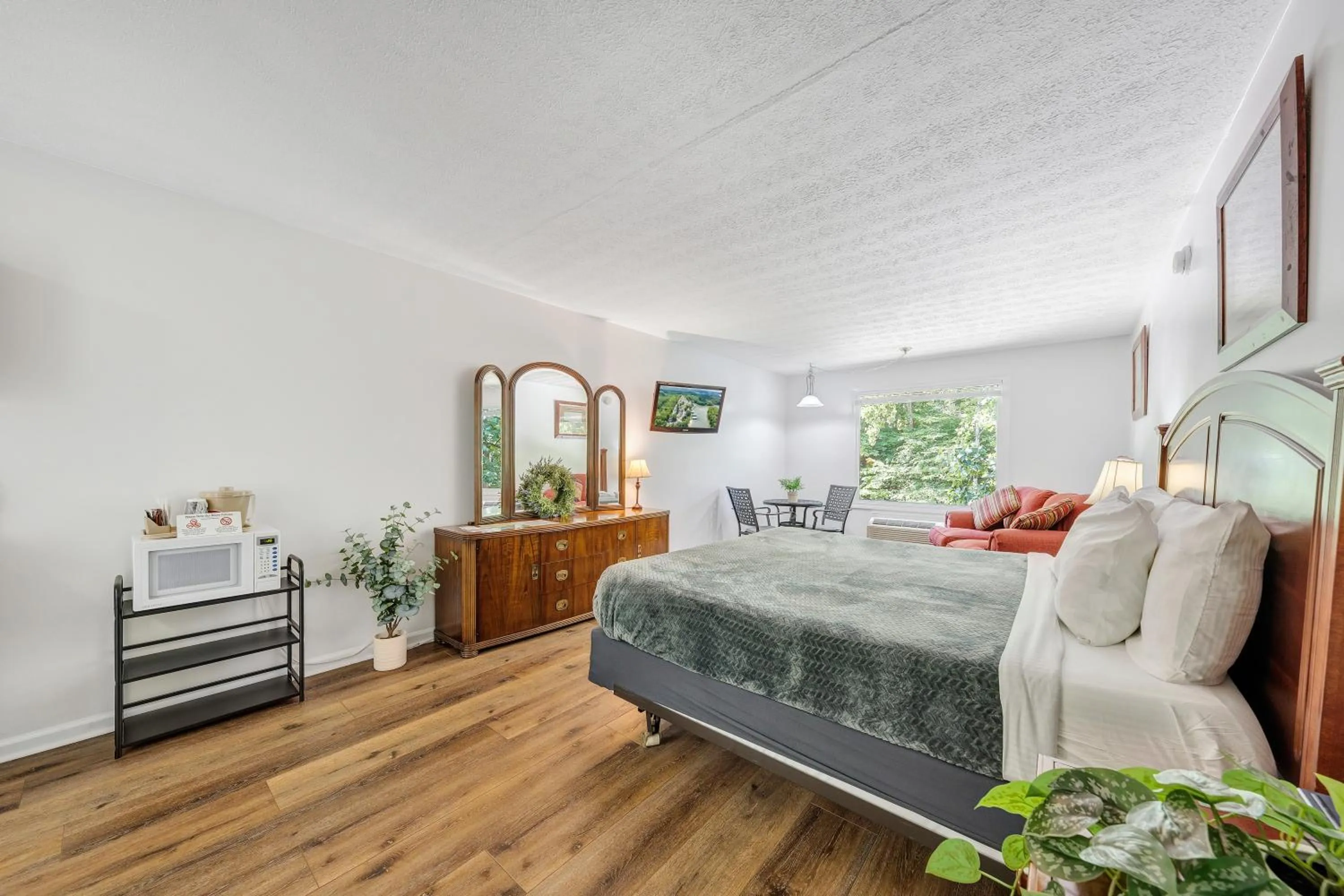 Bedroom, Bed in Halesford Harbour Resort - Smith Mountain Lake