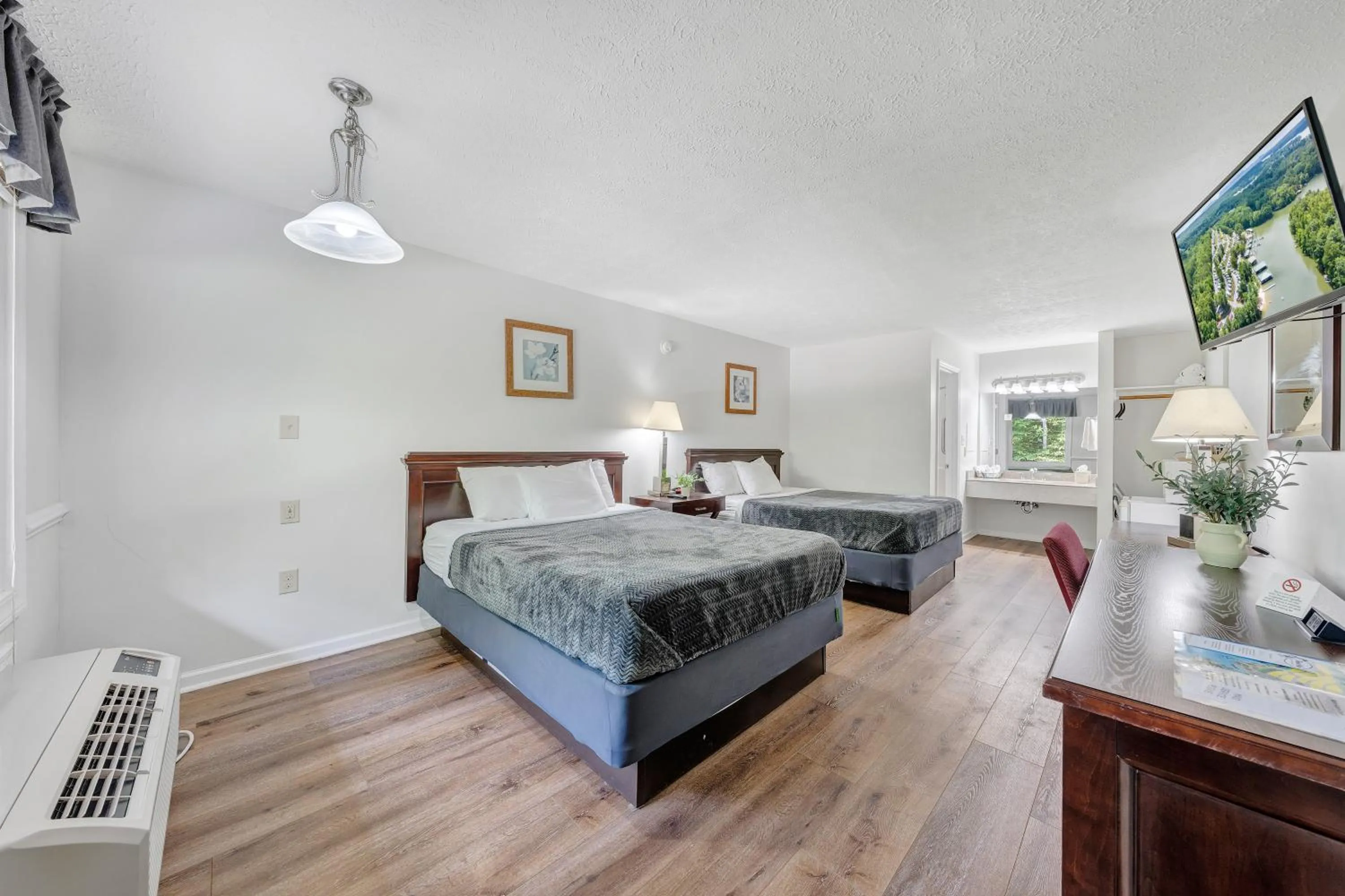 Bedroom, Bed in Halesford Harbour Resort - Smith Mountain Lake