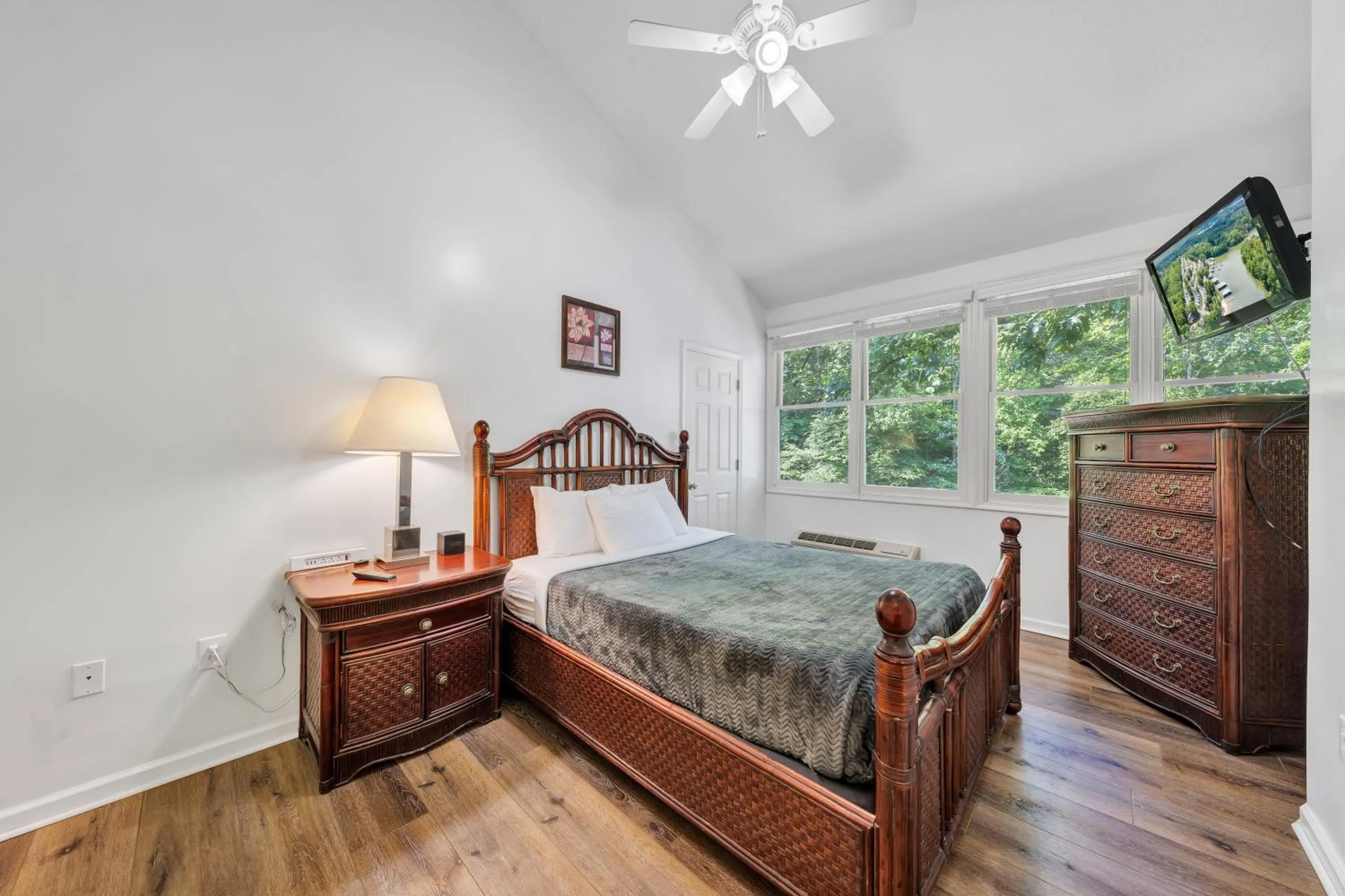 Bedroom, Bed in Halesford Harbour Resort - Smith Mountain Lake