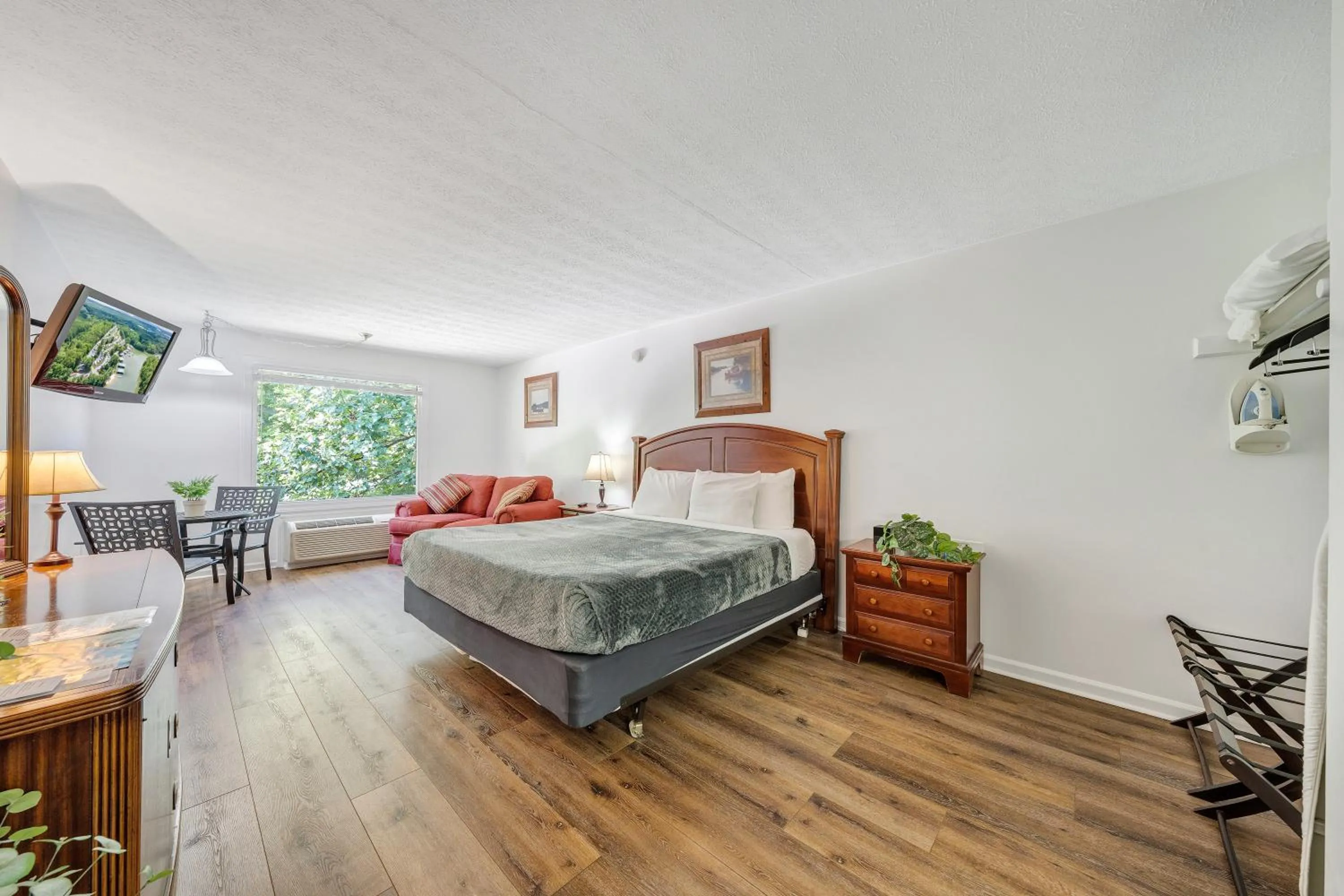 Bedroom, Bed in Halesford Harbour Resort - Smith Mountain Lake