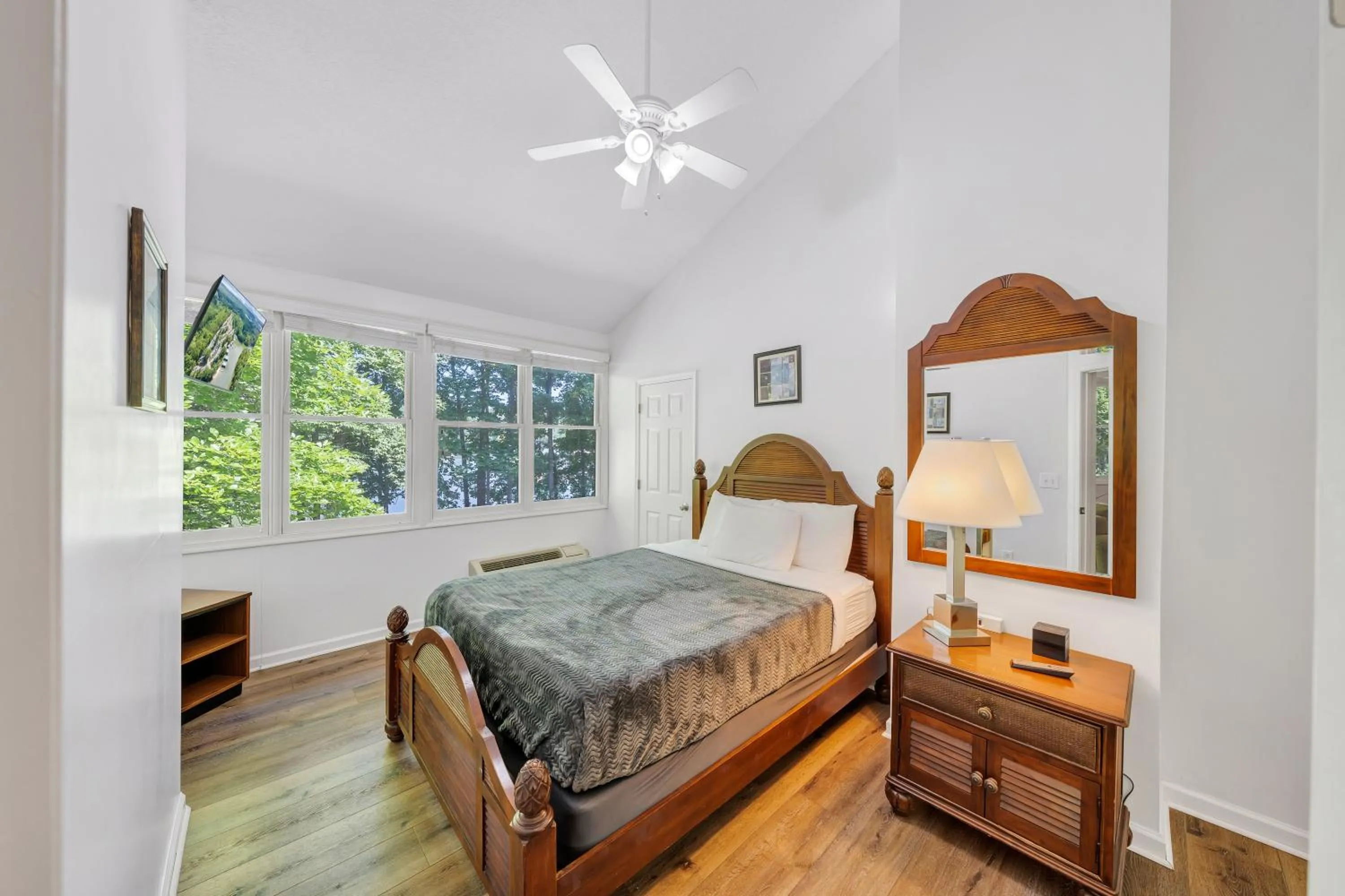 Bedroom, Bed in Halesford Harbour Resort - Smith Mountain Lake