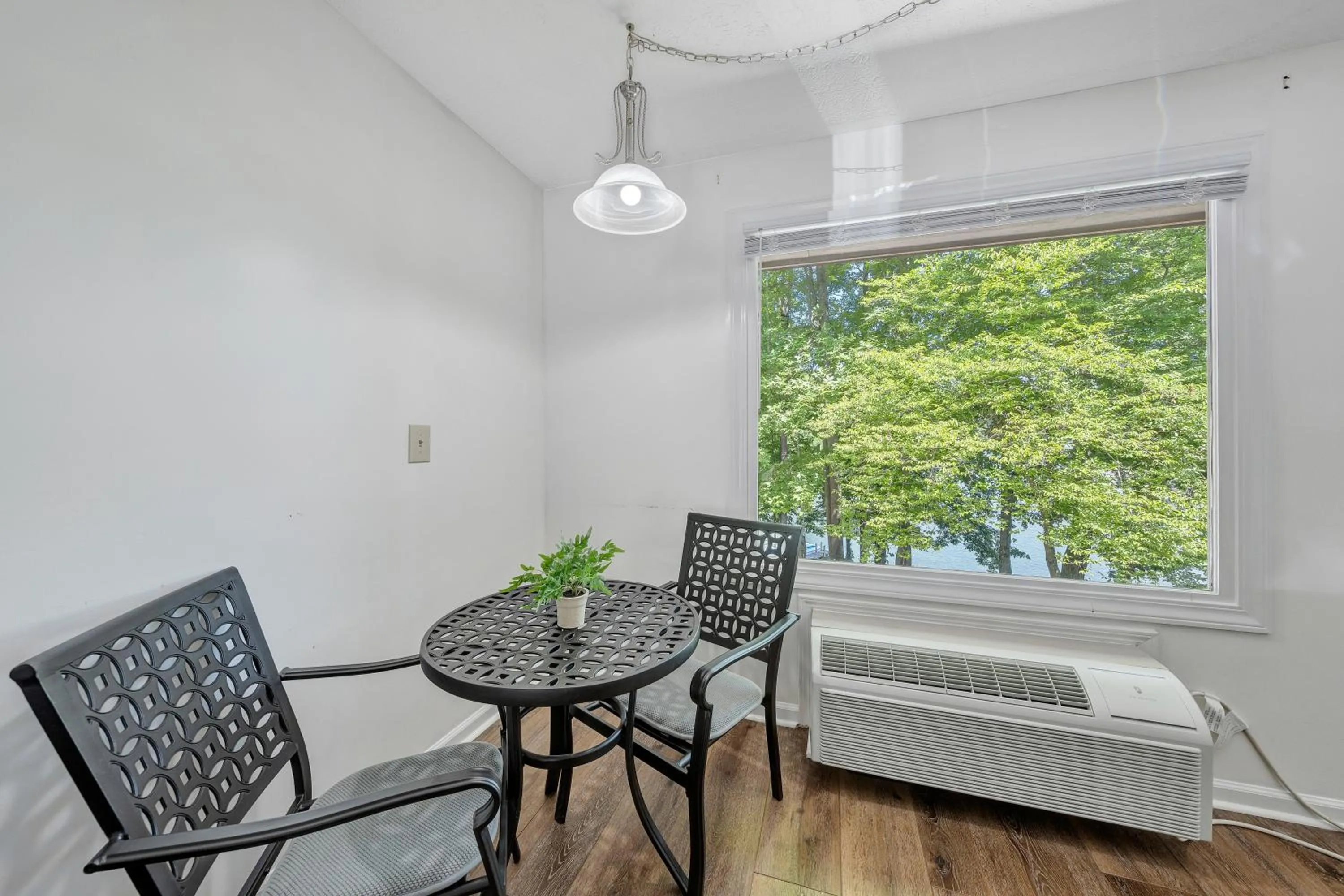 Seating area, Bed in Halesford Harbour Resort - Smith Mountain Lake