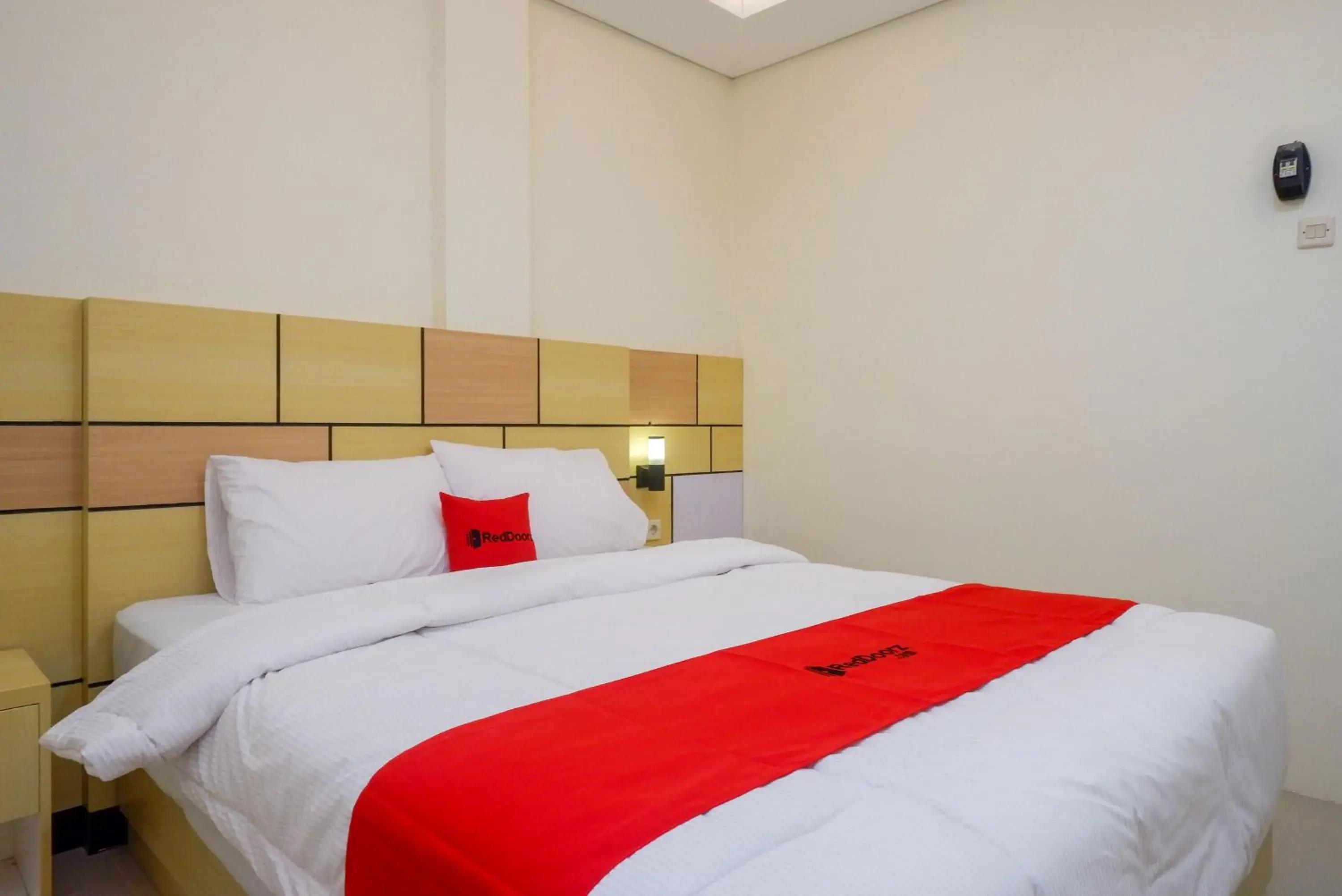 Bedroom, Bed in RedDoorz Plus near Pasar Gede Solo Bedroom, Bed in RedDoorz Plus near Pasar Gede Solo
