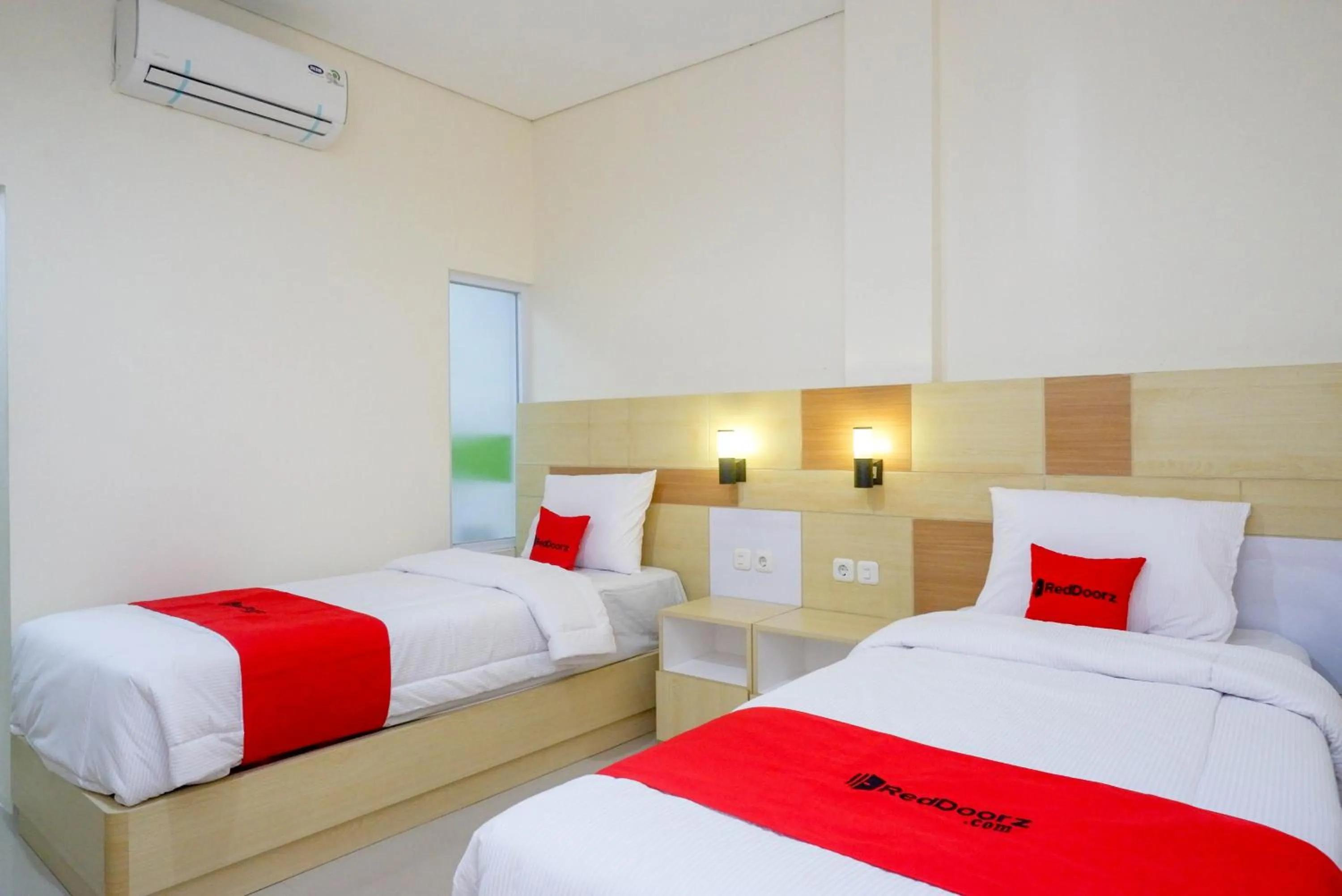 Bedroom, Bed in RedDoorz Plus near Pasar Gede Solo
