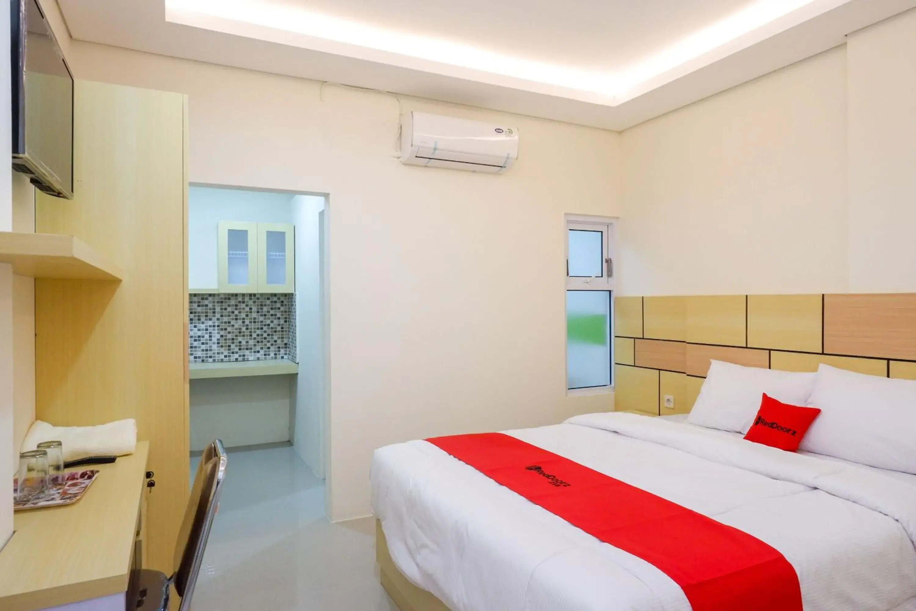 Bedroom, Bed in RedDoorz Plus near Pasar Gede Solo Bedroom, Bed in RedDoorz Plus near Pasar Gede Solo