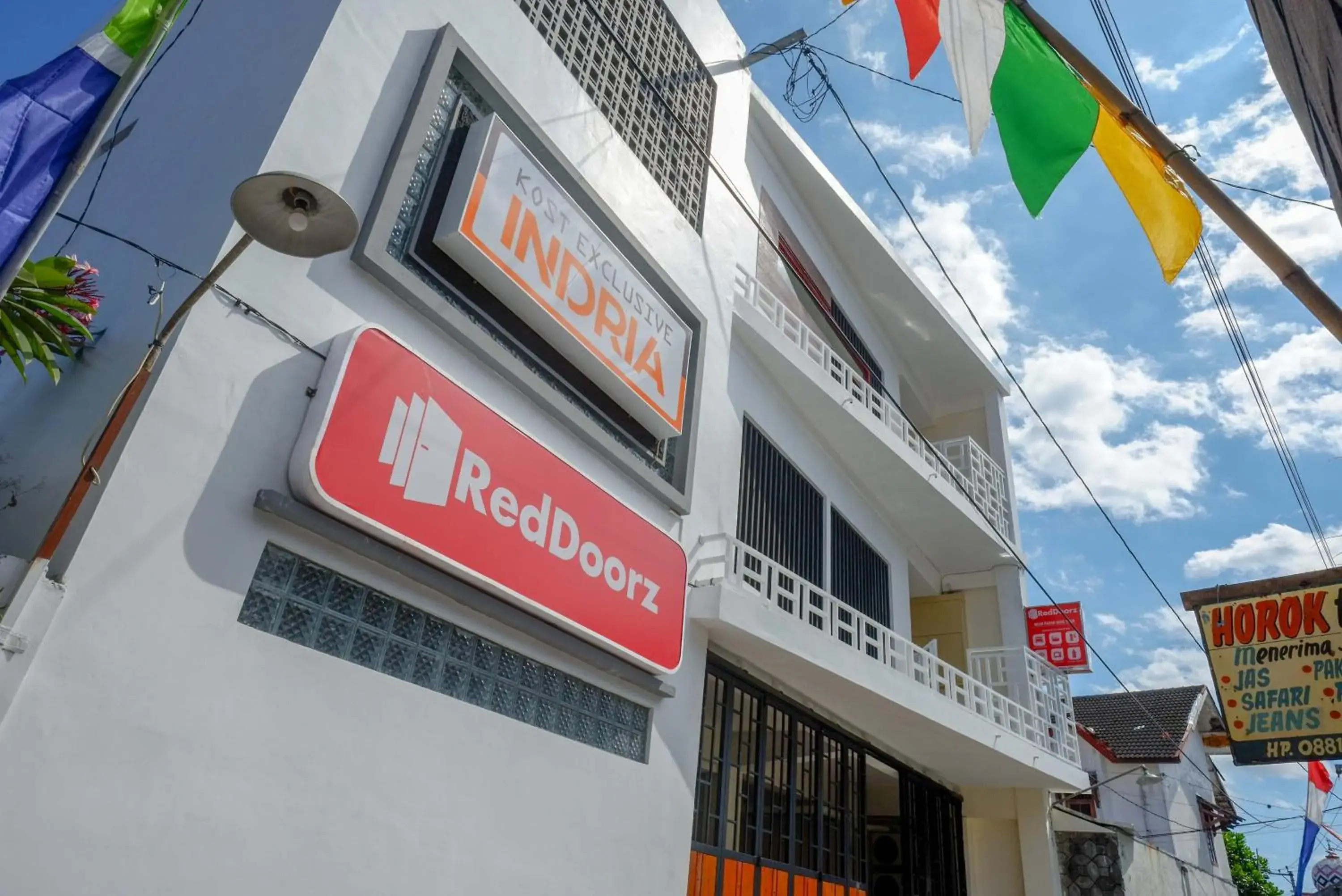 Property building in RedDoorz Plus near Pasar Gede Solo Property building in RedDoorz Plus near Pasar Gede Solo