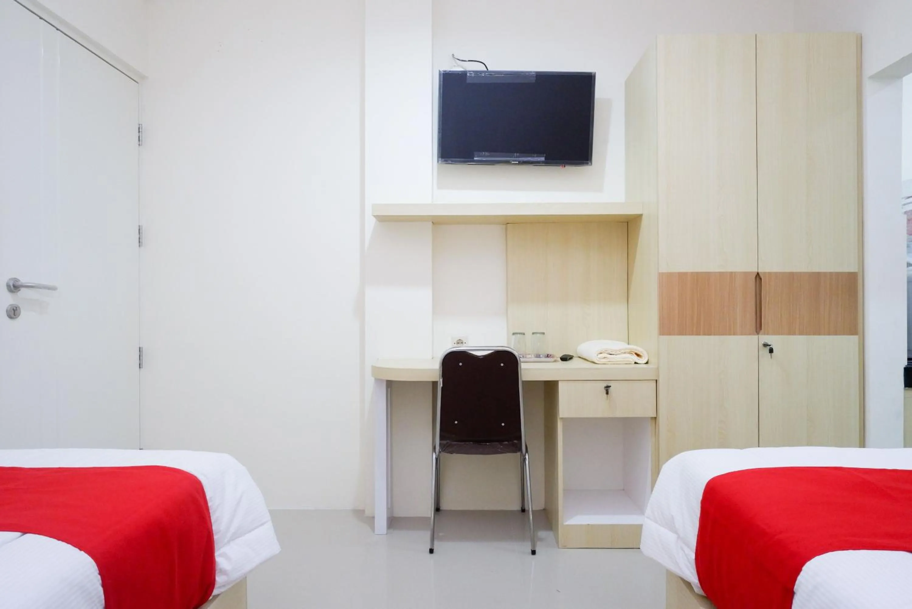 Bedroom, Bed in RedDoorz Plus near Pasar Gede Solo
