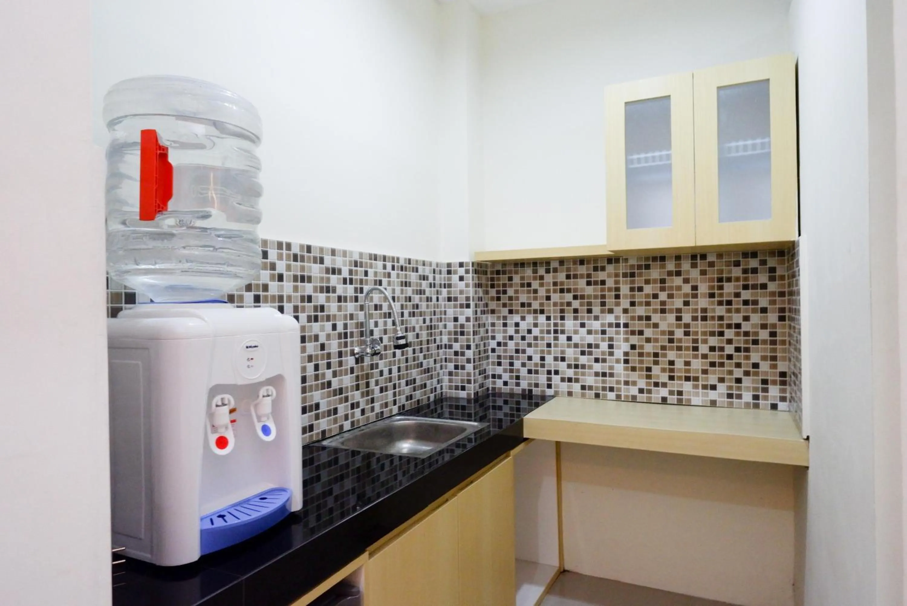 Kitchen or kitchenette in RedDoorz Plus near Pasar Gede Solo