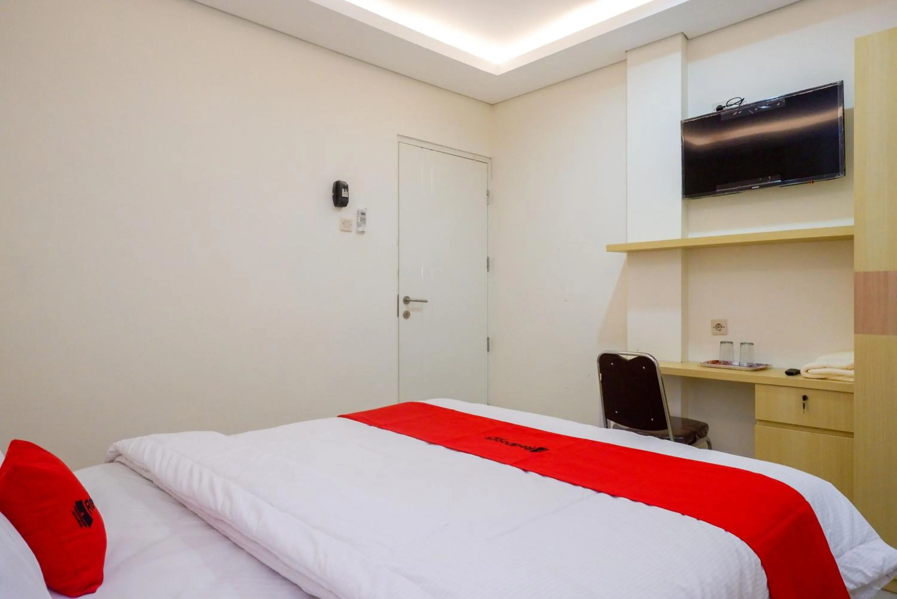 Bedroom, Bed in RedDoorz Plus near Pasar Gede Solo