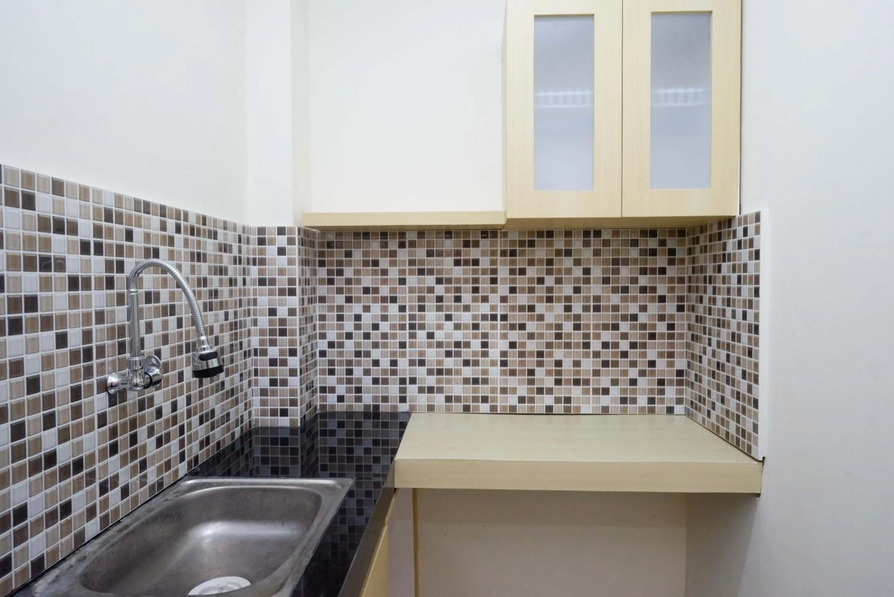 Kitchen or kitchenette in RedDoorz Plus near Pasar Gede Solo