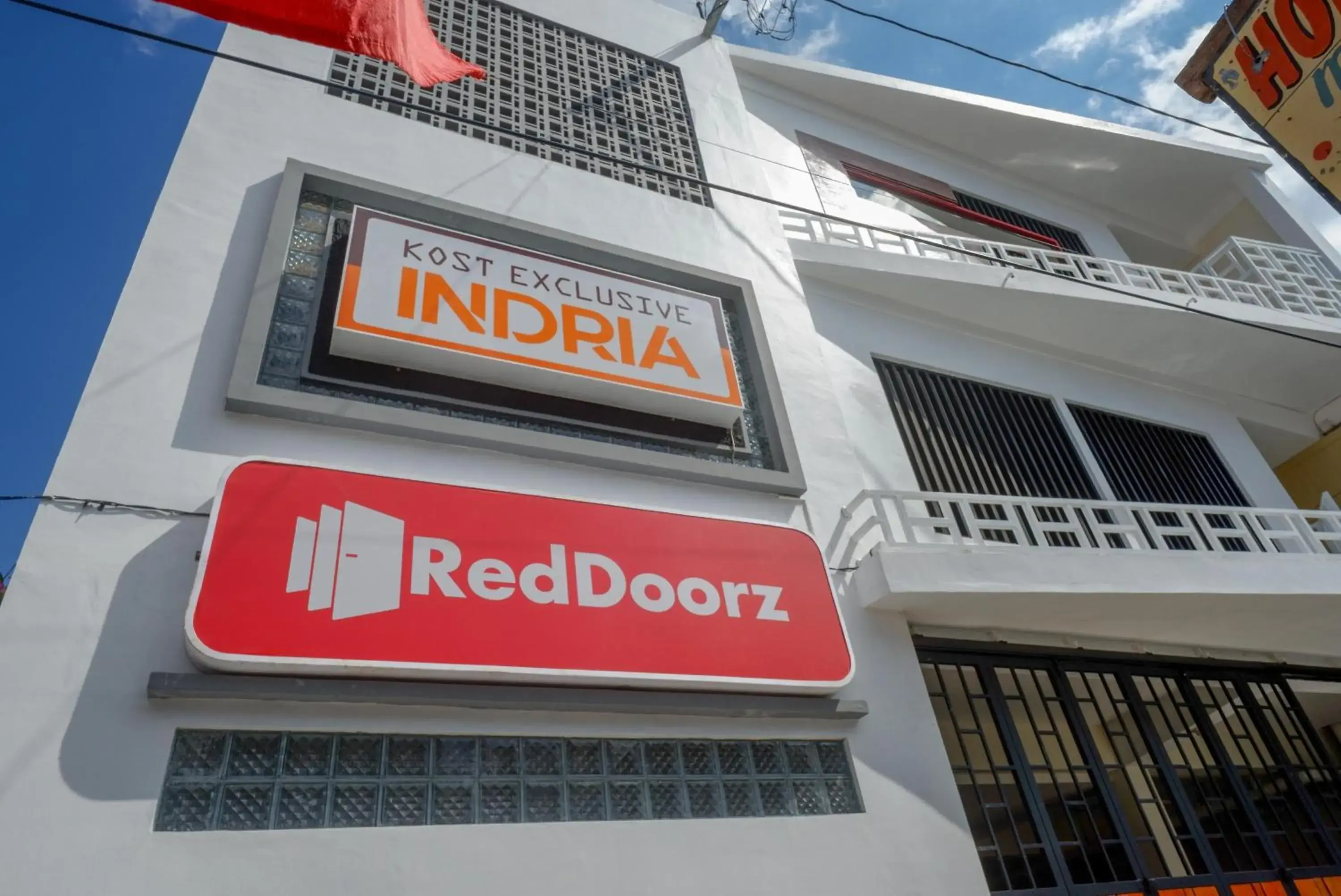 Property building in RedDoorz Plus near Pasar Gede Solo Property building in RedDoorz Plus near Pasar Gede Solo