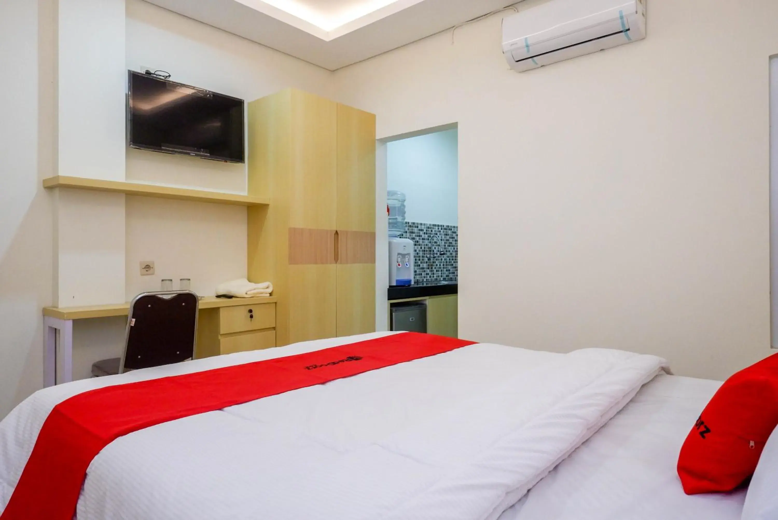 Bedroom, Bed in RedDoorz Plus near Pasar Gede Solo Bedroom, Bed in RedDoorz Plus near Pasar Gede Solo