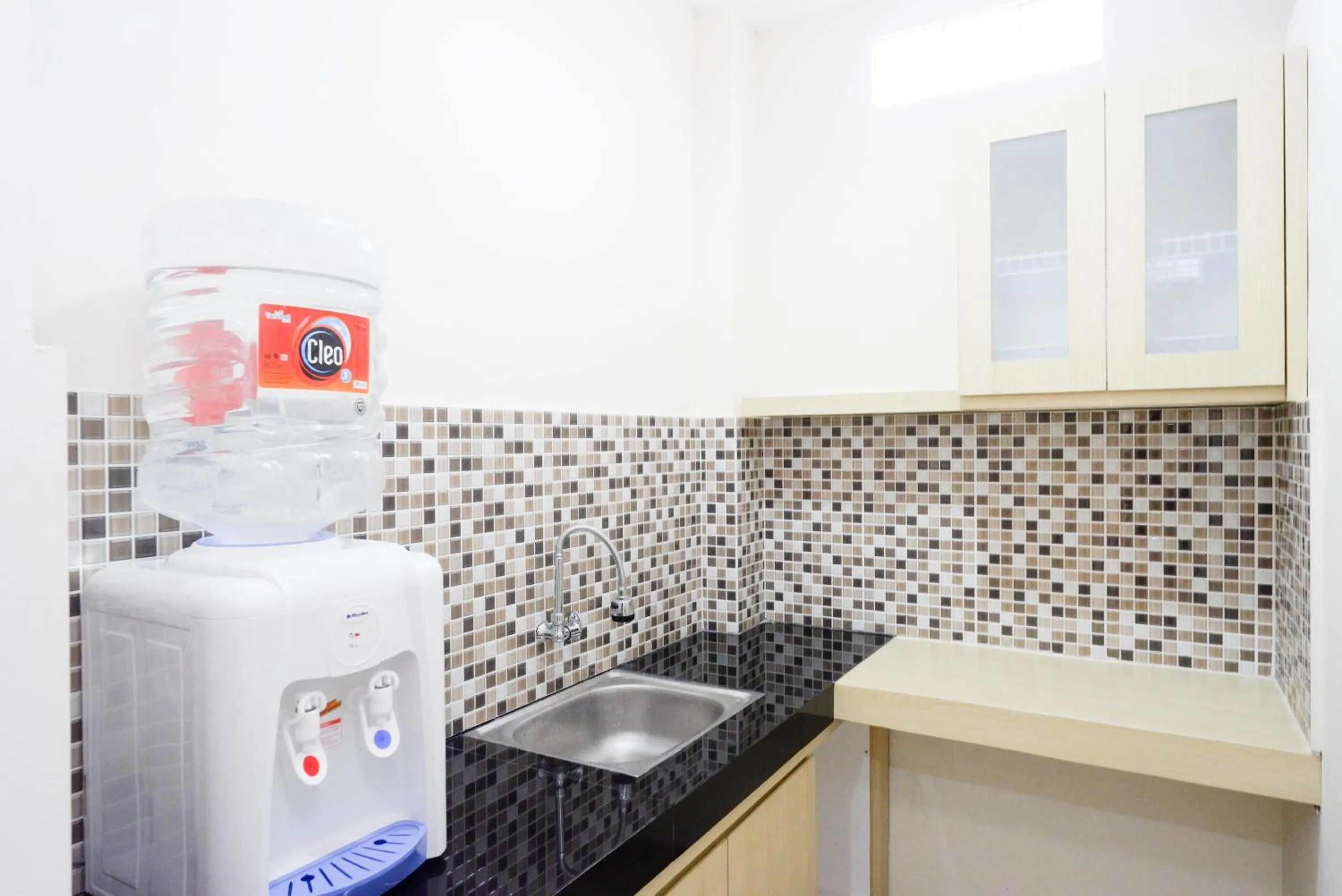 Communal kitchen in RedDoorz Plus near Pasar Gede Solo