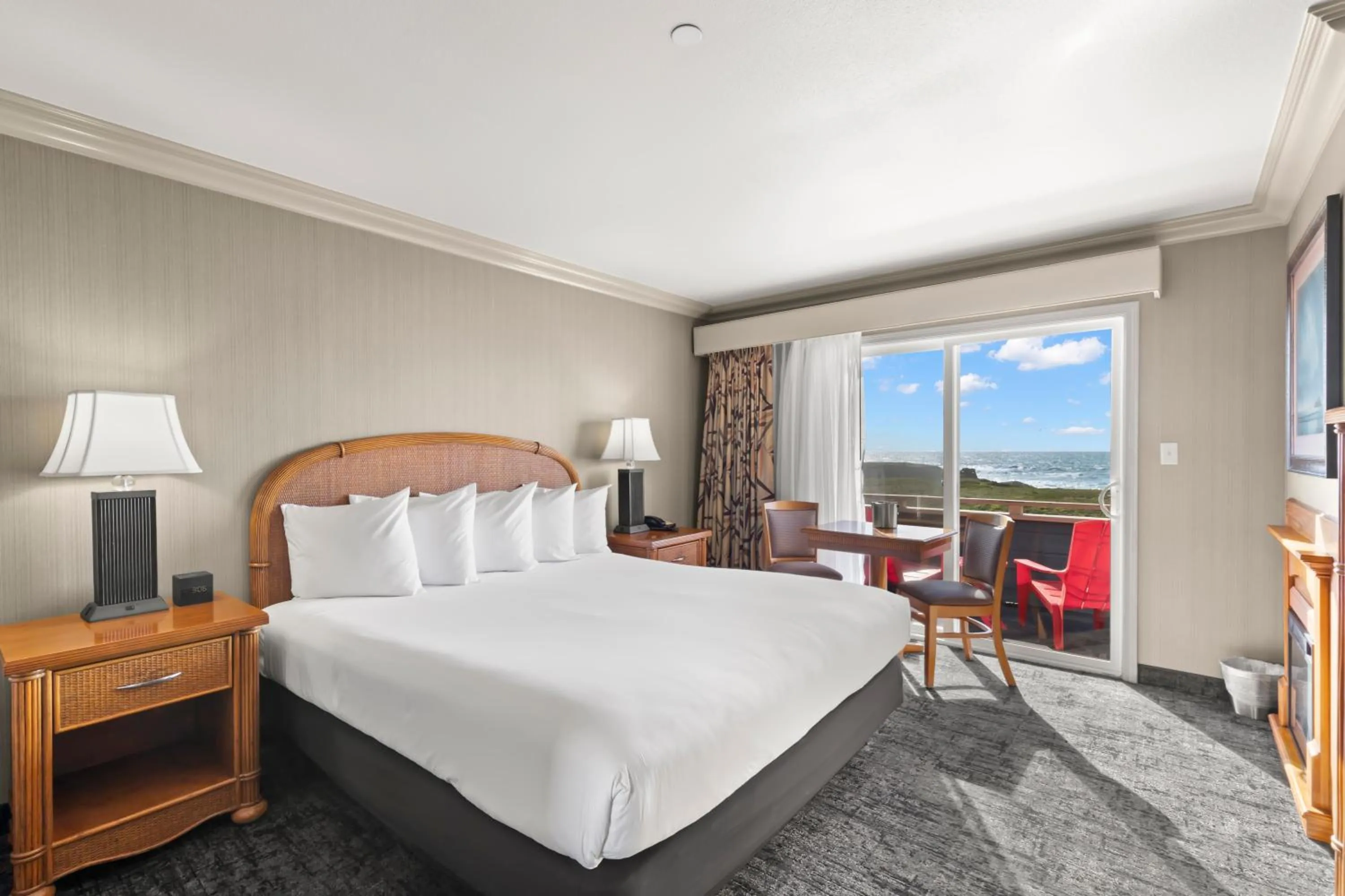 Bed in Surf and Sand Lodge