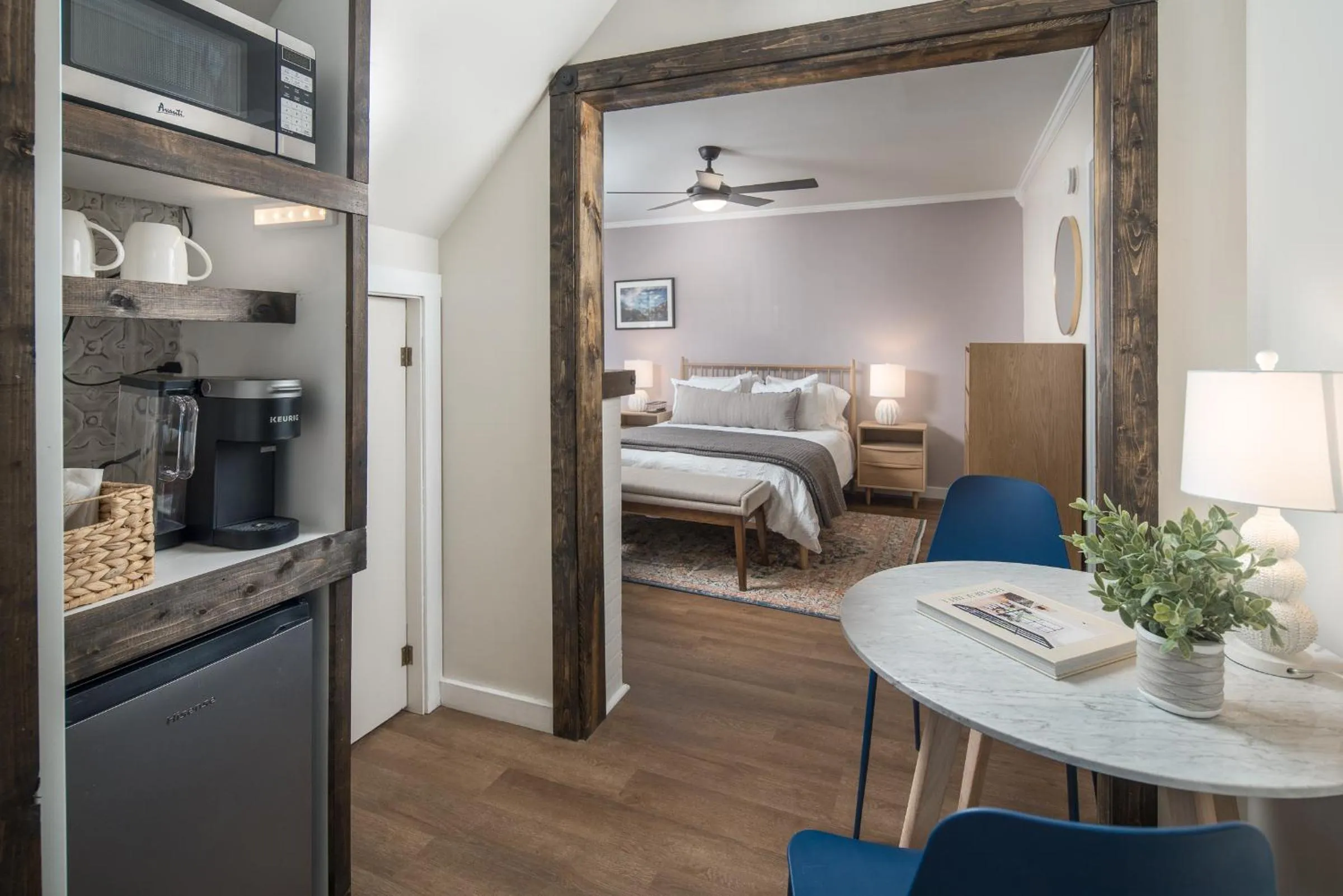 Photo of the whole room, Bed in The Victorian Inn Blowing Rock