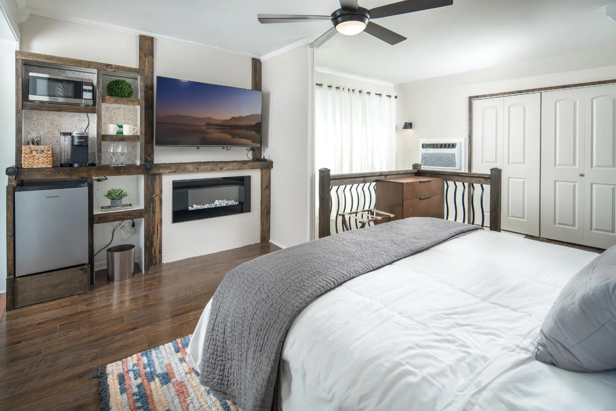 Bed in The Victorian Inn Blowing Rock