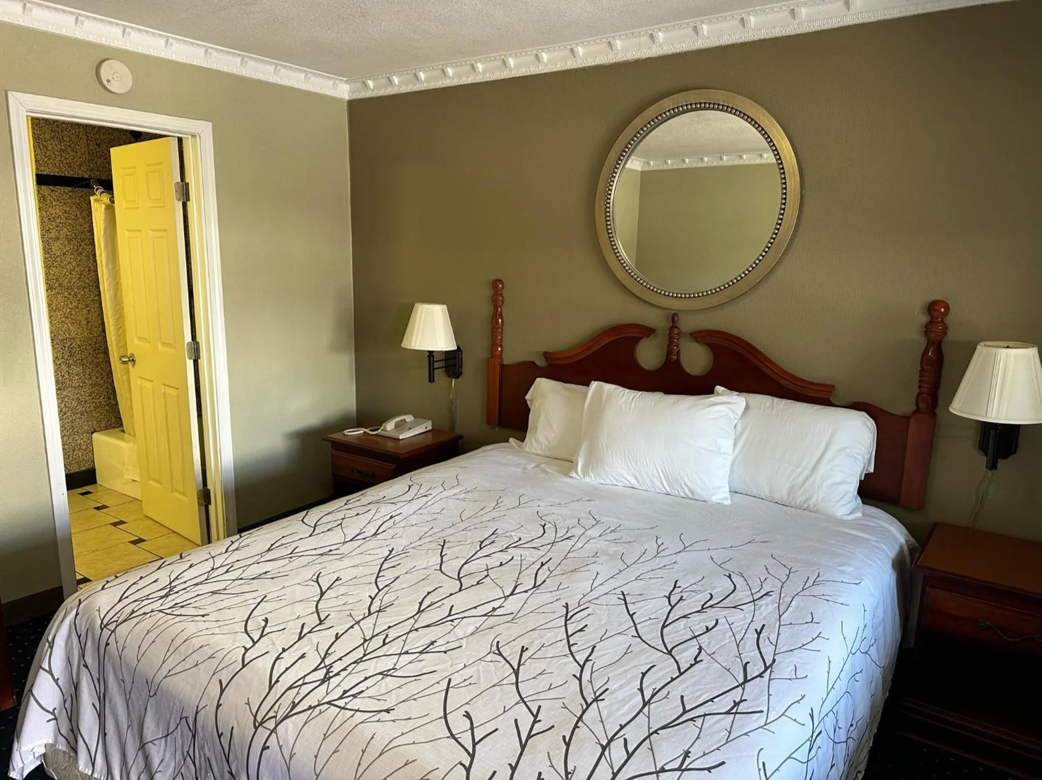 Bed in Western Village Inn-NEWLY RENOVATED