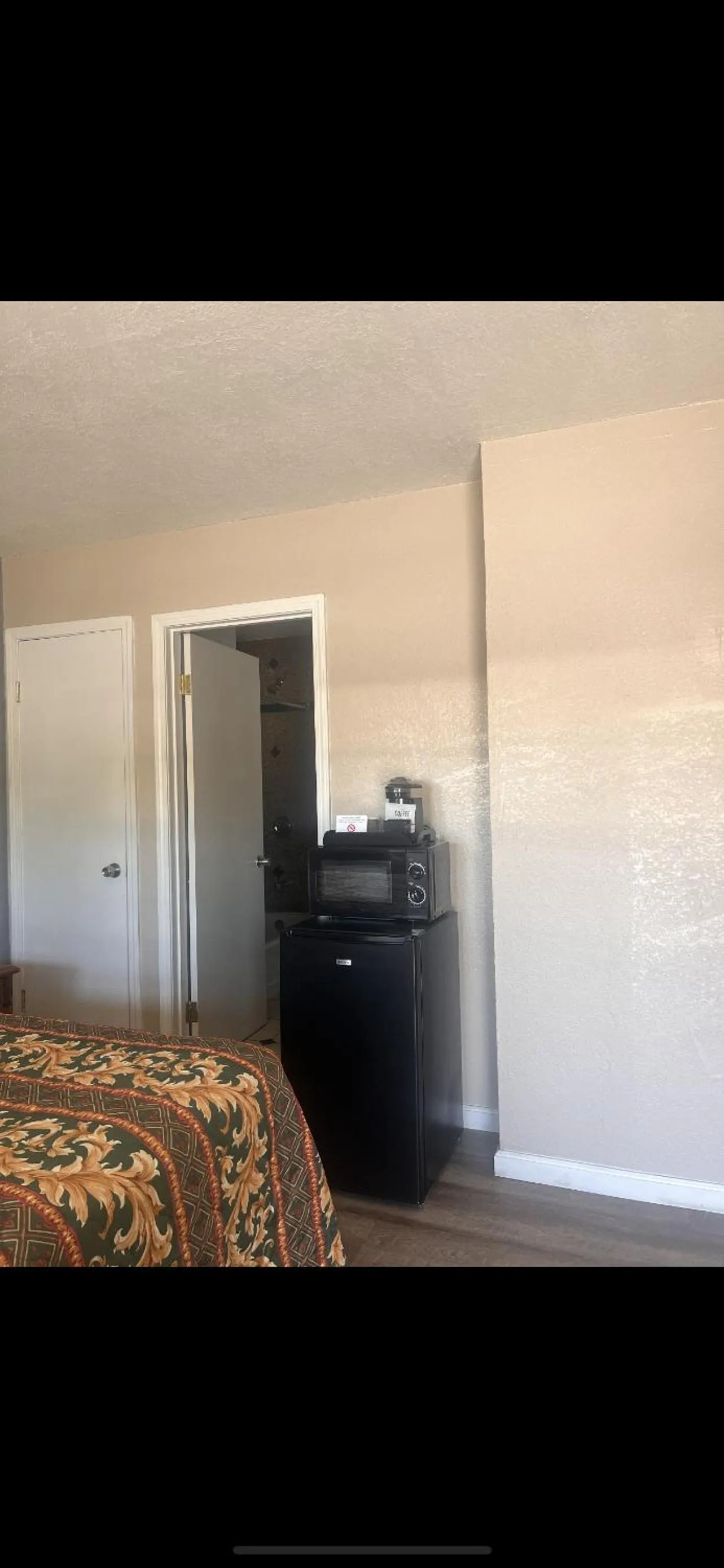 Bed in Western Village Inn-NEWLY RENOVATED