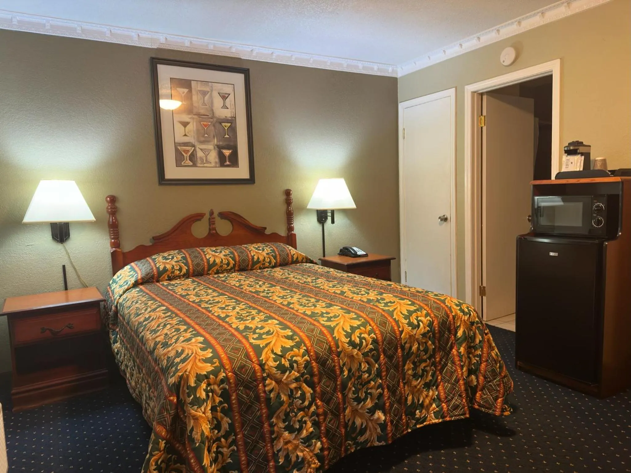 Queen Room in Western Village Inn-NEWLY RENOVATED