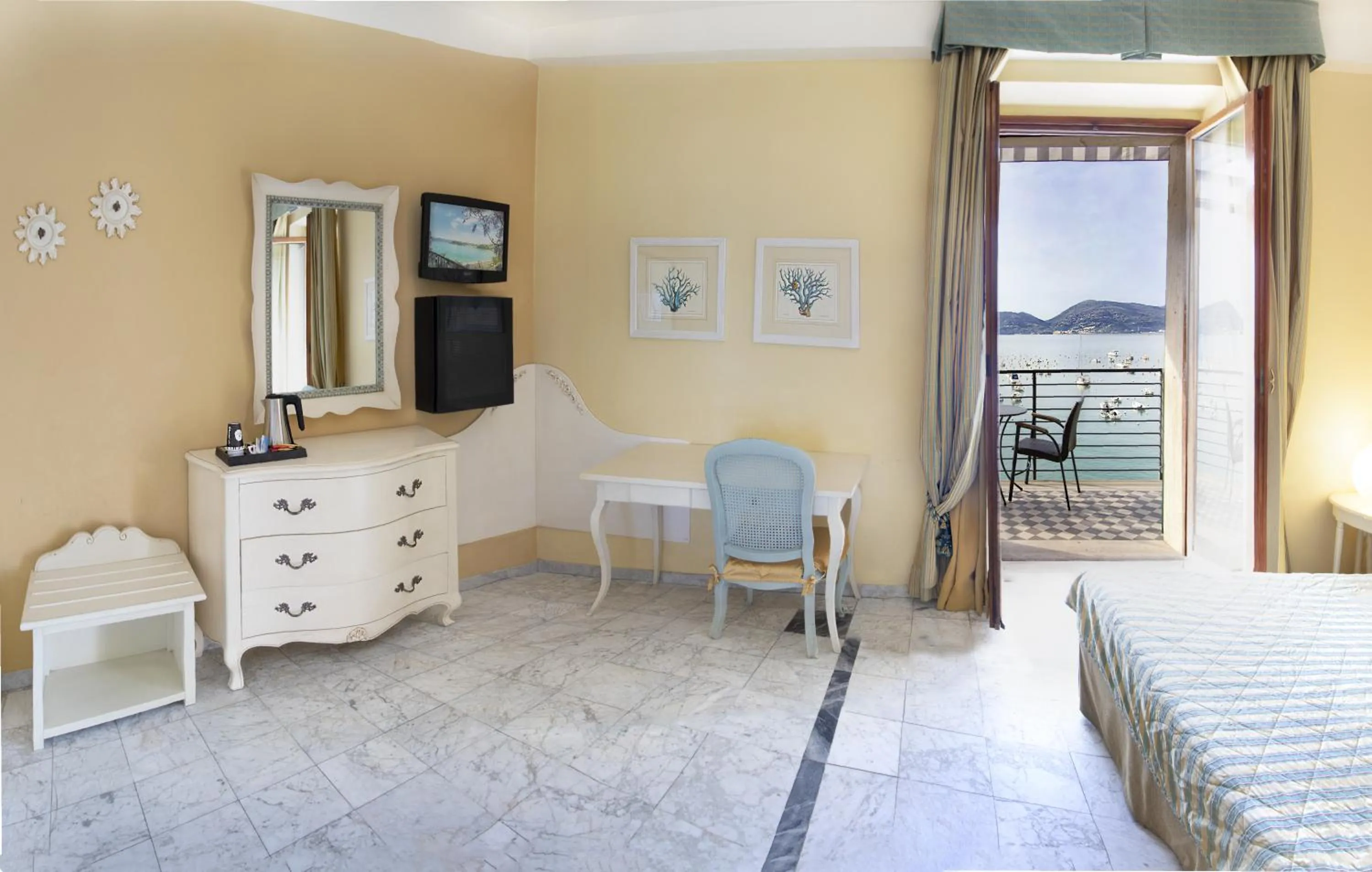 Living room, Bed in Hotel Shelley e delle Palme, BW Signature Collection