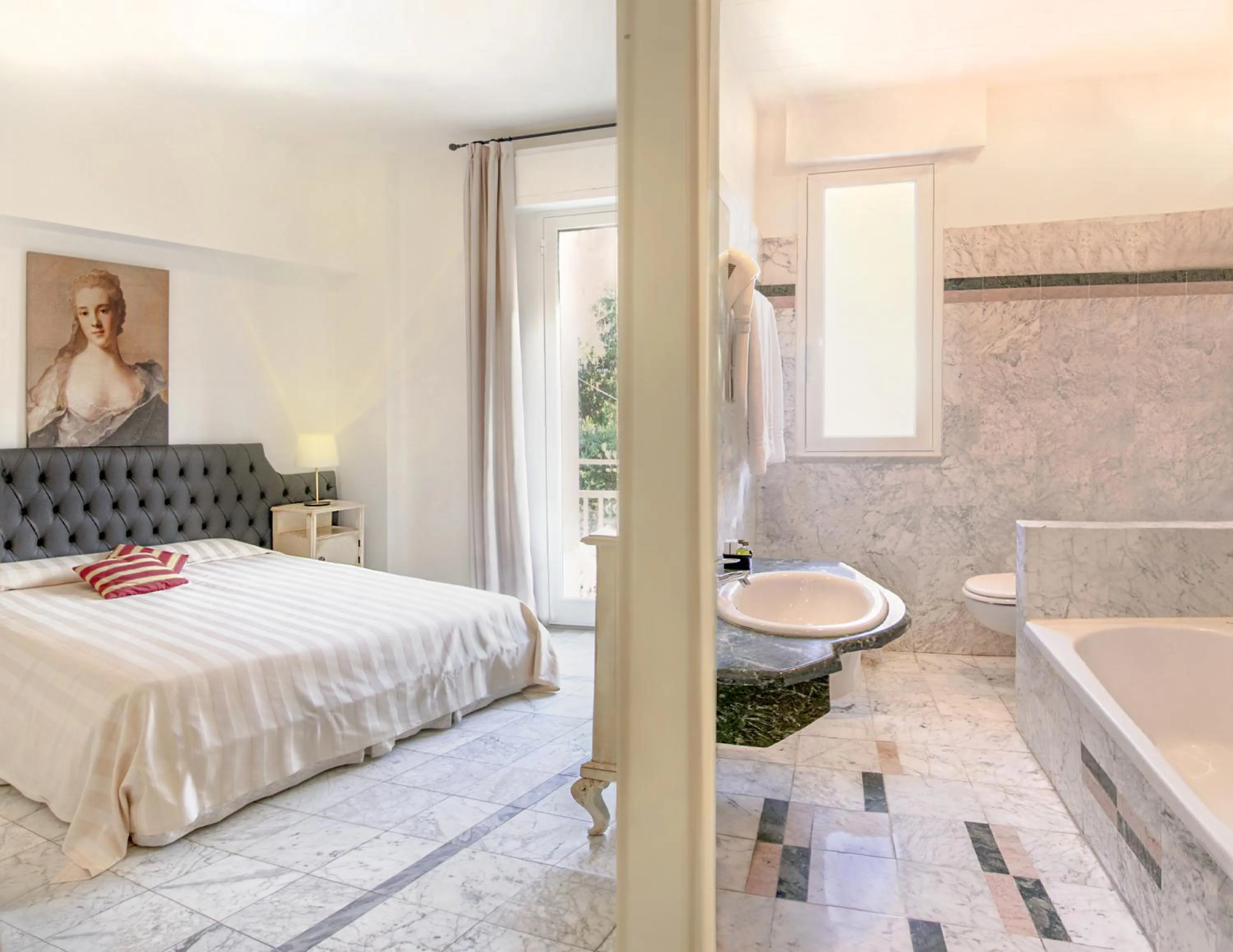 Bathroom, Bed in Hotel Shelley e delle Palme, BW Signature Collection