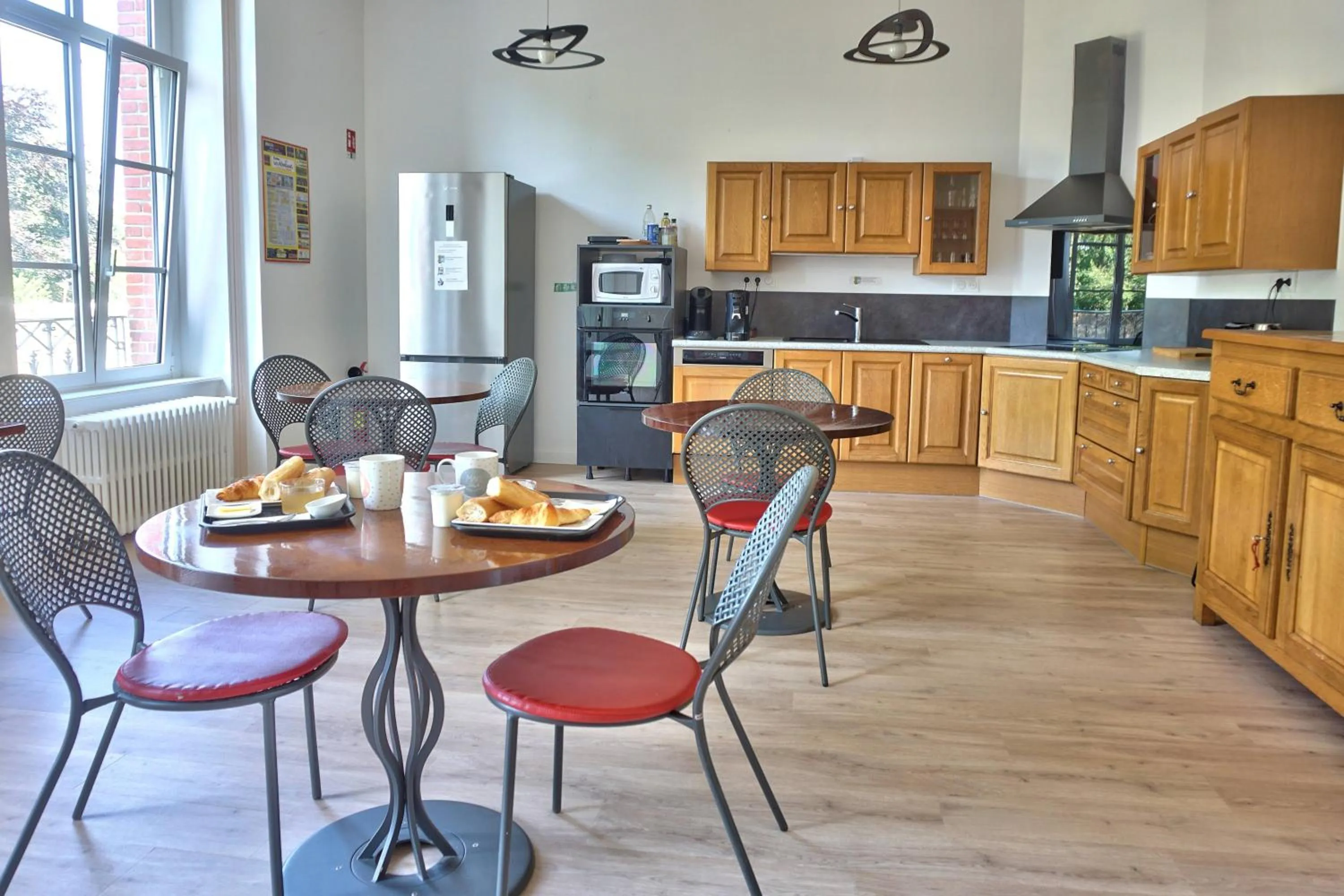 Communal kitchen in Auberge Ti'gousket