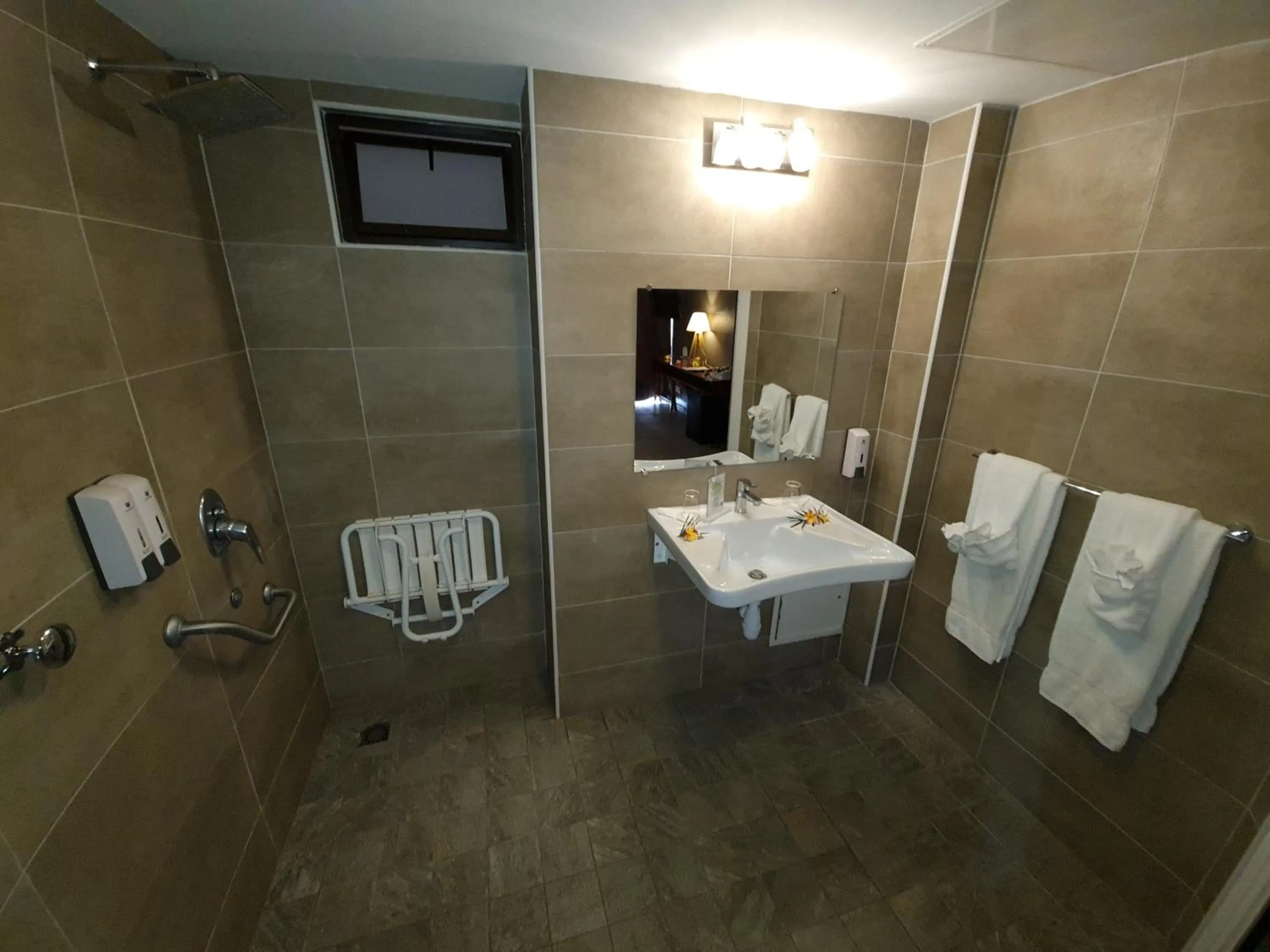 Bathroom in Tiki Hôtel - Hôtel d'application du Lycée de Tahiti