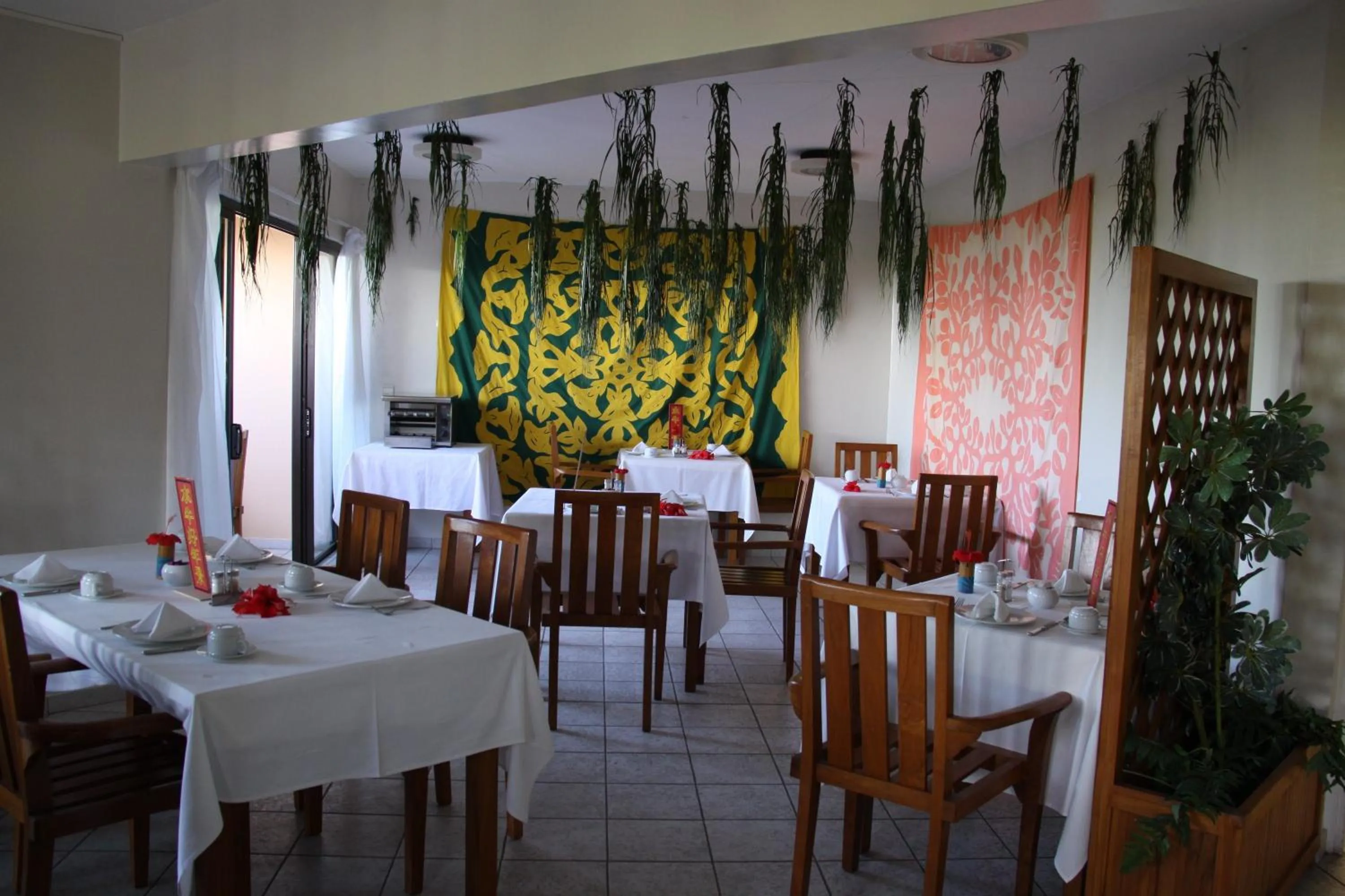 Restaurant/places to eat in Tiki Hôtel - Hôtel d'application du Lycée de Tahiti