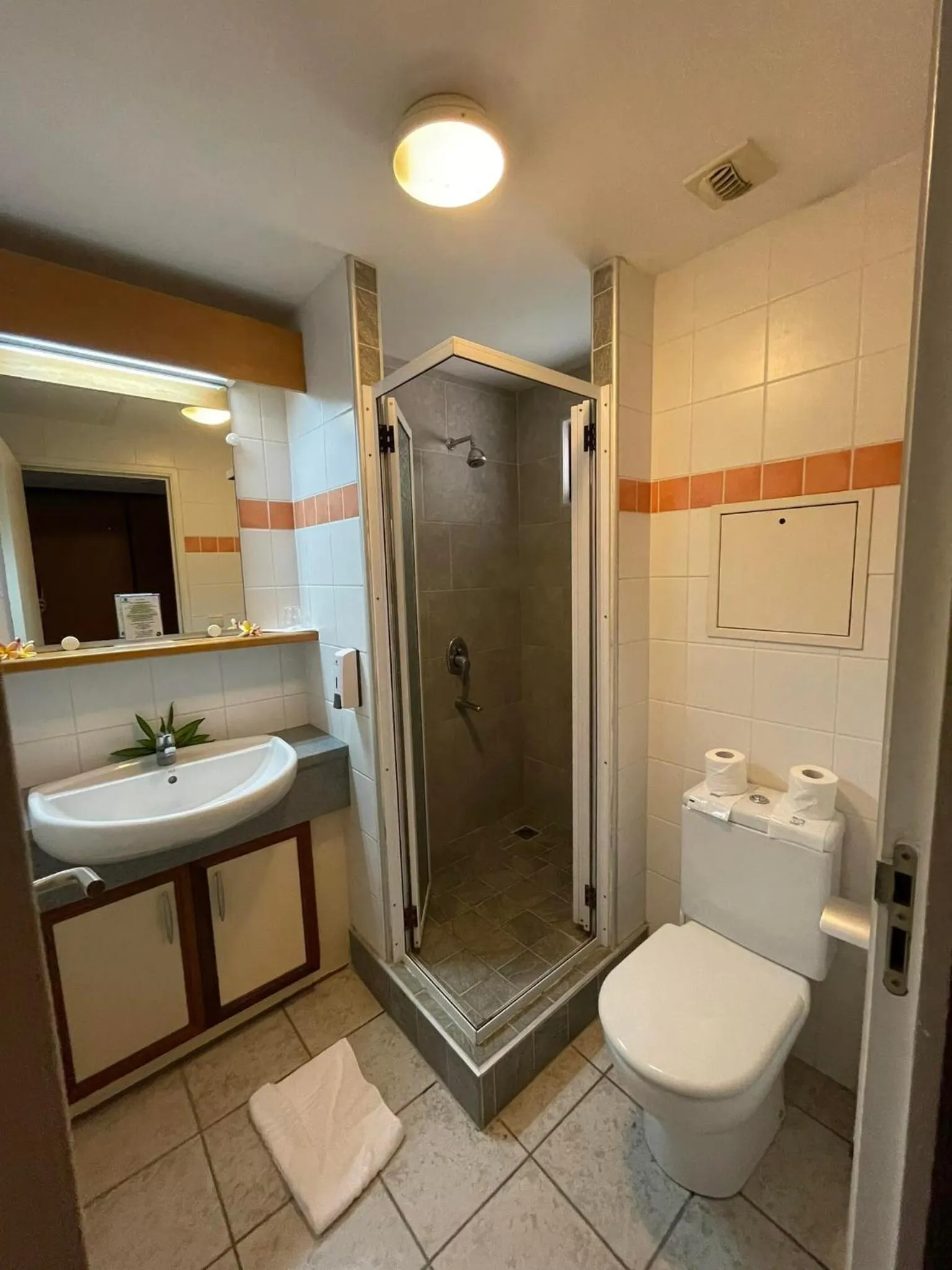 Bathroom in Tiki Hôtel - Hôtel d'application du Lycée de Tahiti