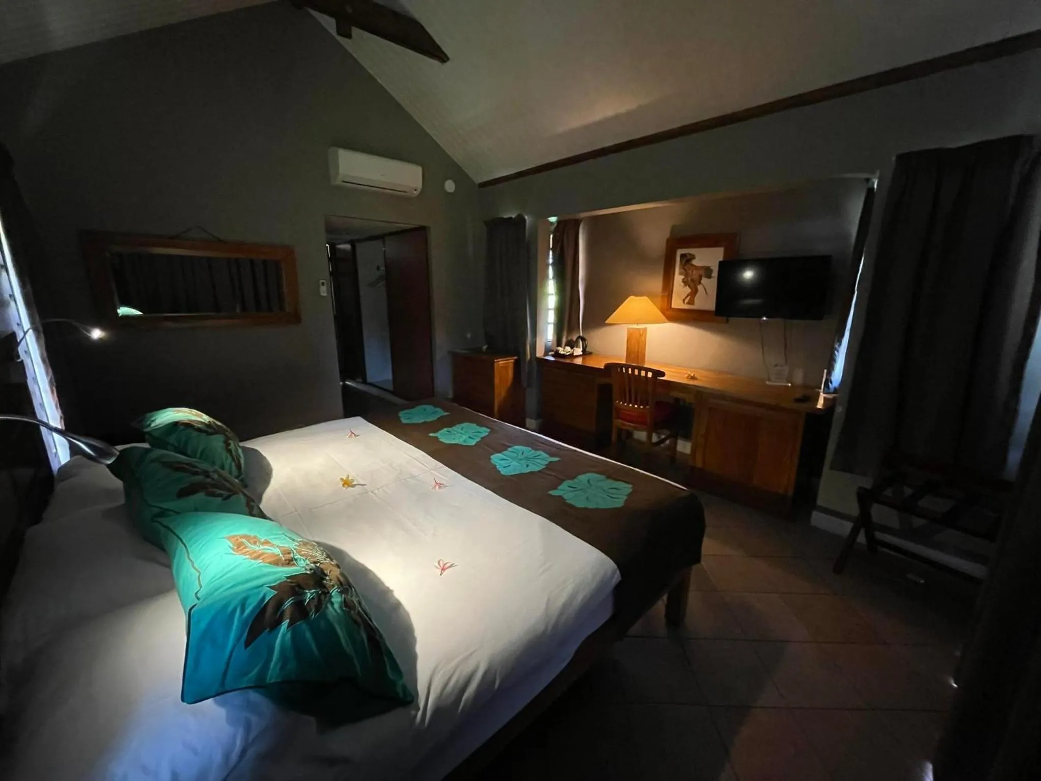 Photo of the whole room, Bed in Tiki Hôtel - Hôtel d'application du Lycée de Tahiti