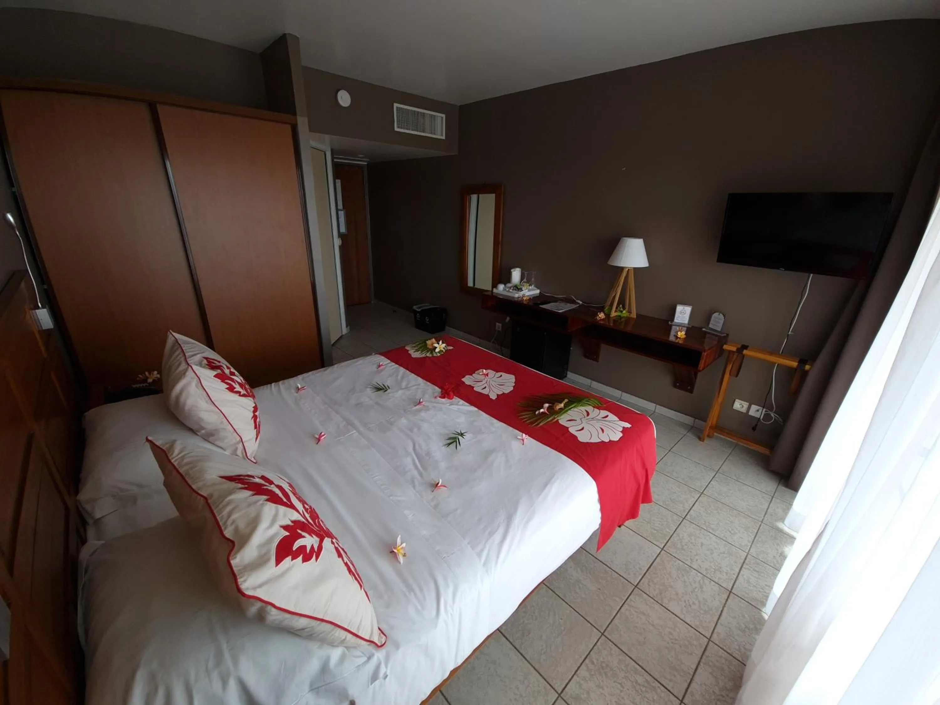 Bedroom, Bed in Tiki Hôtel - Hôtel d'application du Lycée de Tahiti