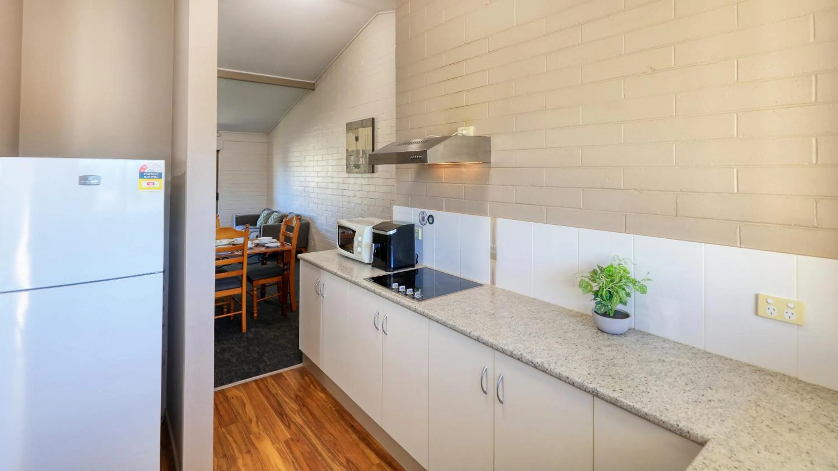 Kitchen or kitchenette in Emerald Gardens Motel & Apartments