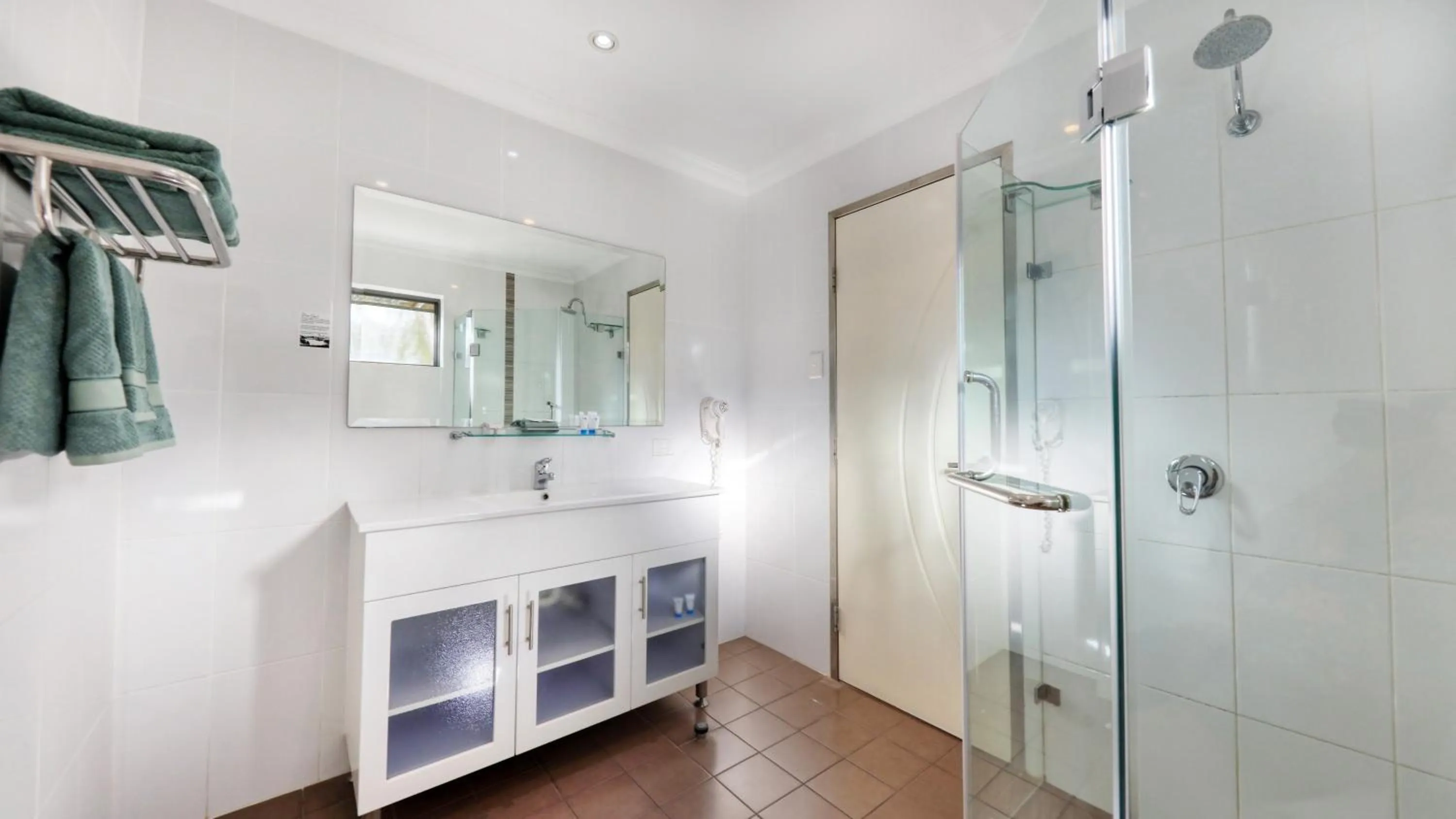 Toilet in Emerald Gardens Motel & Apartments