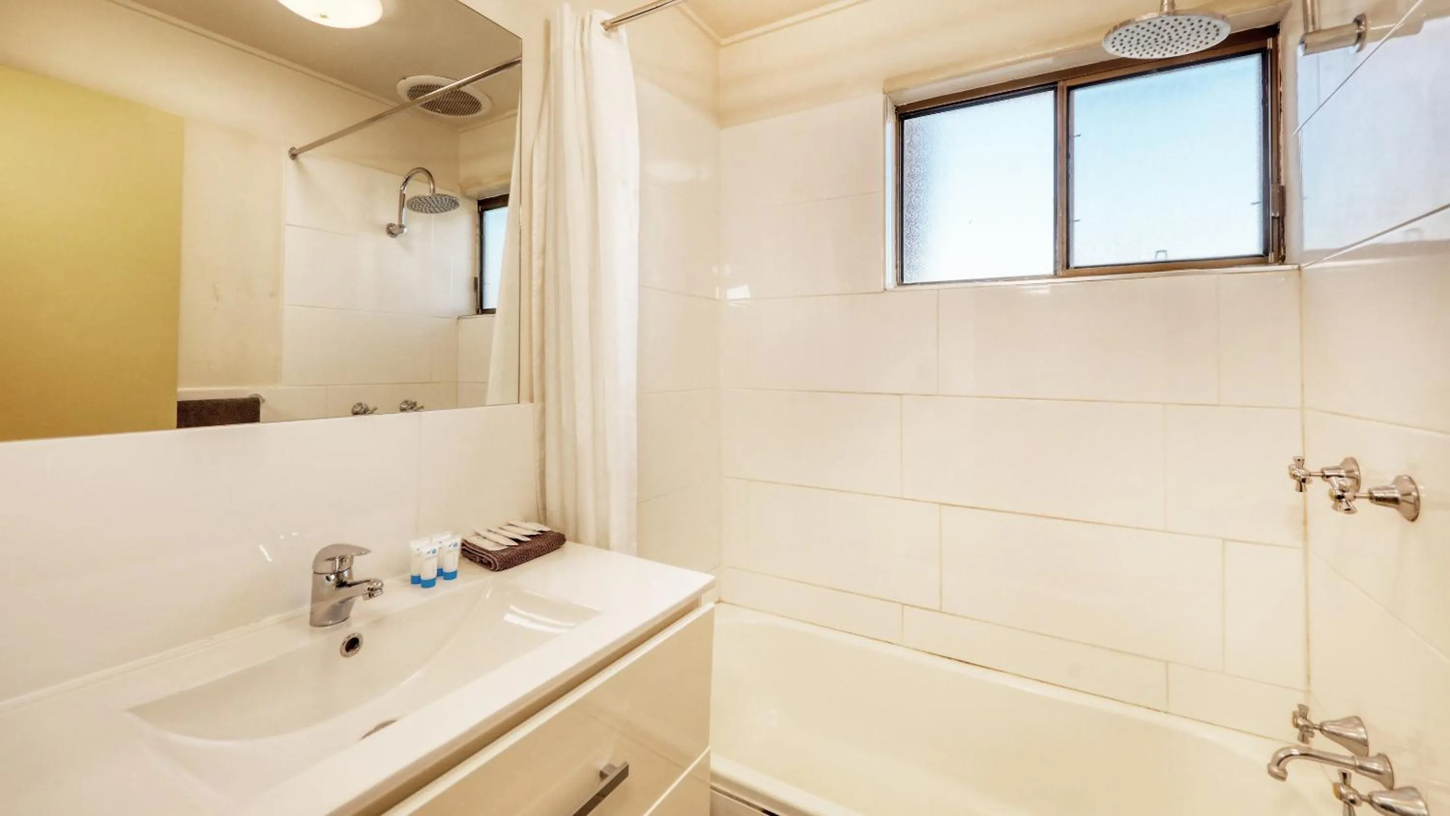 Bath in Emerald Gardens Motel & Apartments