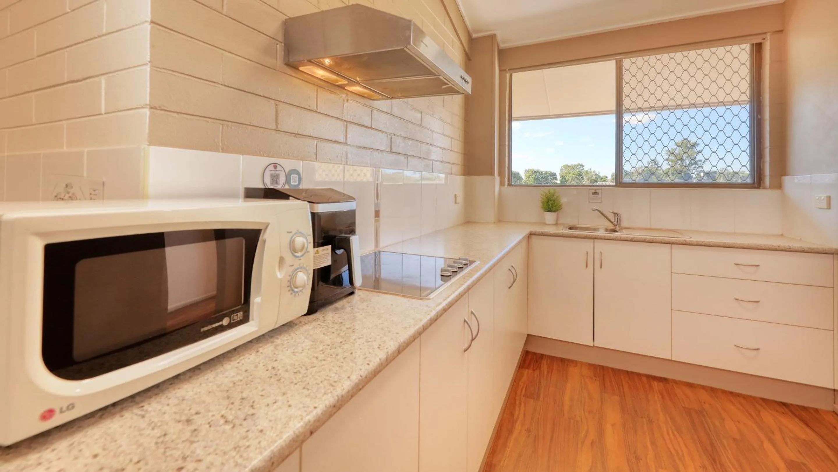 Kitchen or kitchenette in Emerald Gardens Motel & Apartments