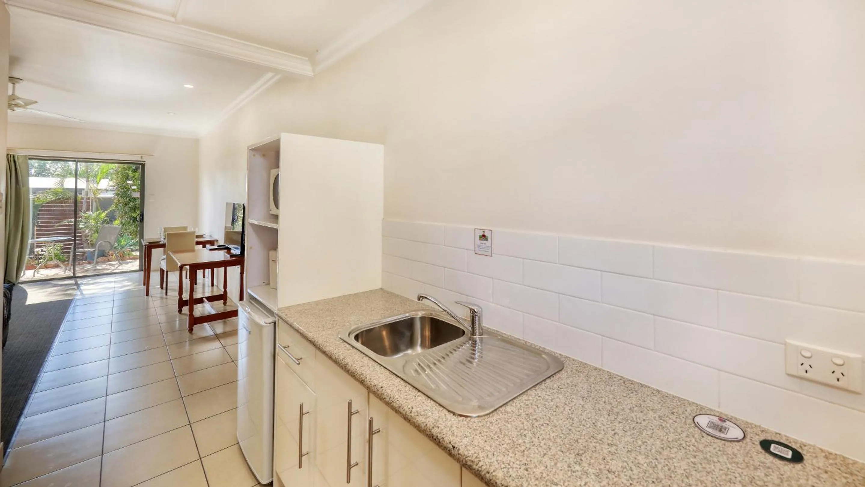 Kitchen or kitchenette in Emerald Gardens Motel & Apartments