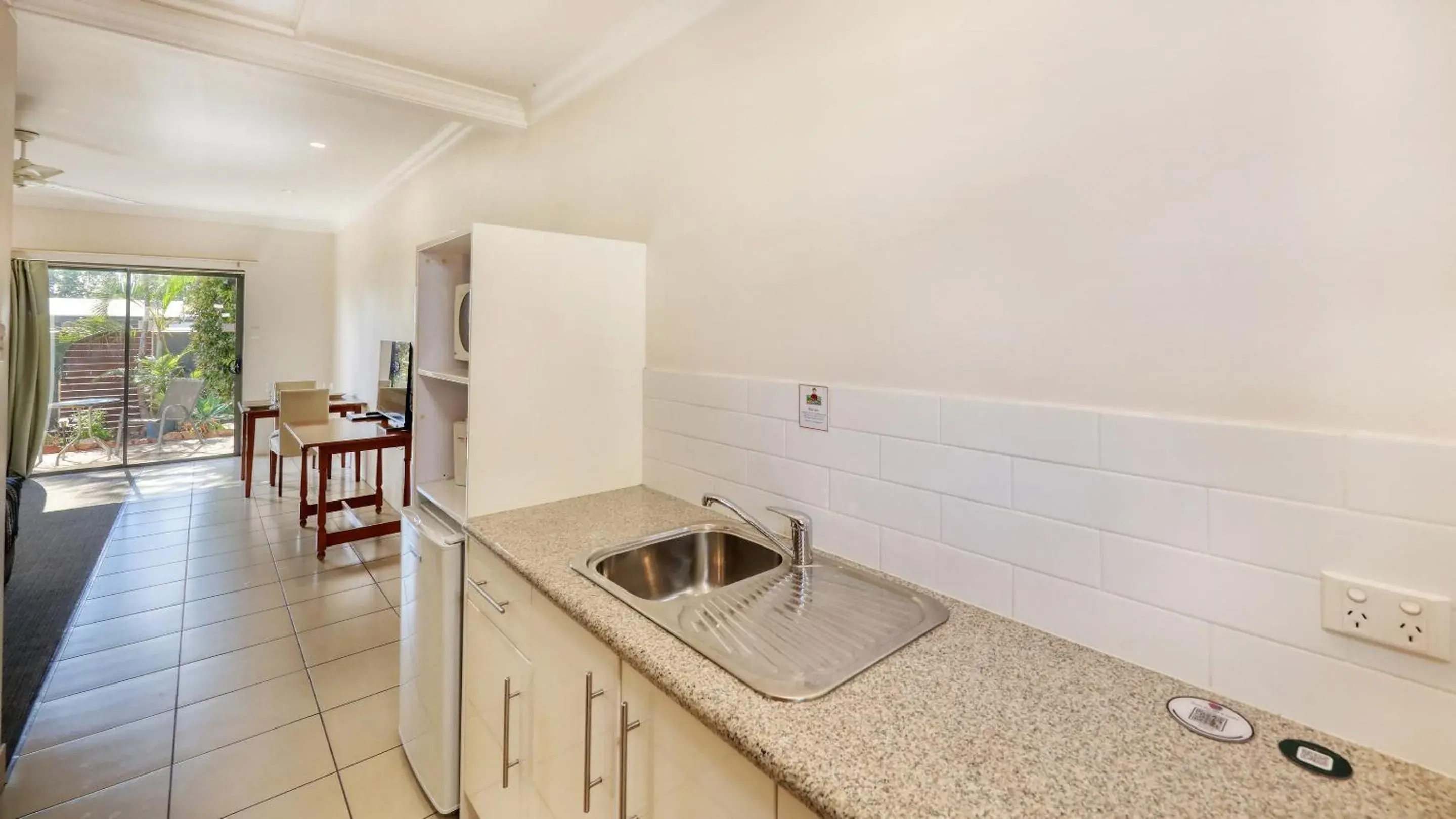 Superior Queen Room with Spa Bath in Emerald Gardens Motel & Apartments Superior Queen Room with Spa Bath in Emerald Gardens Motel & Apartments