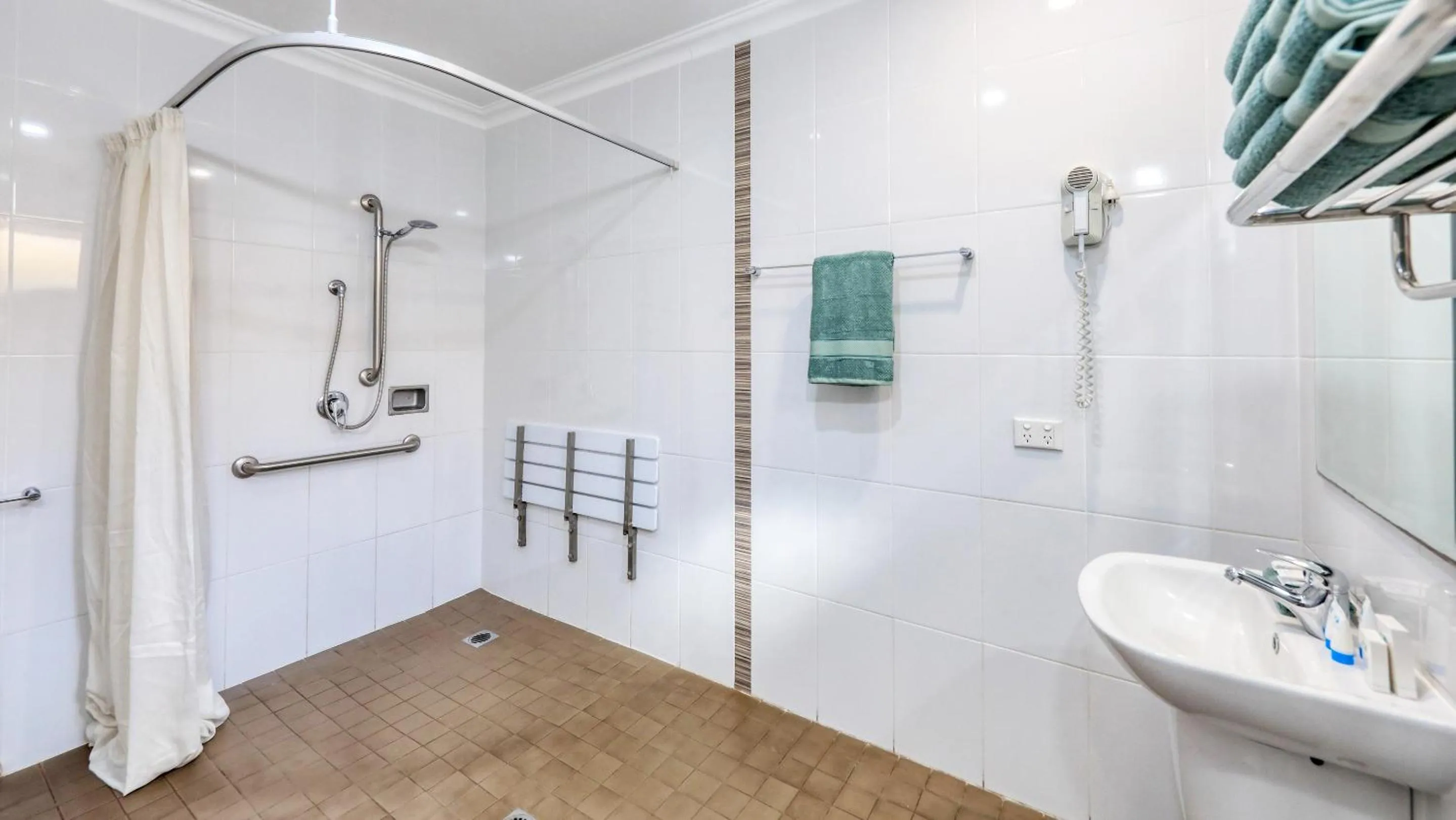 Toilet in Emerald Gardens Motel & Apartments