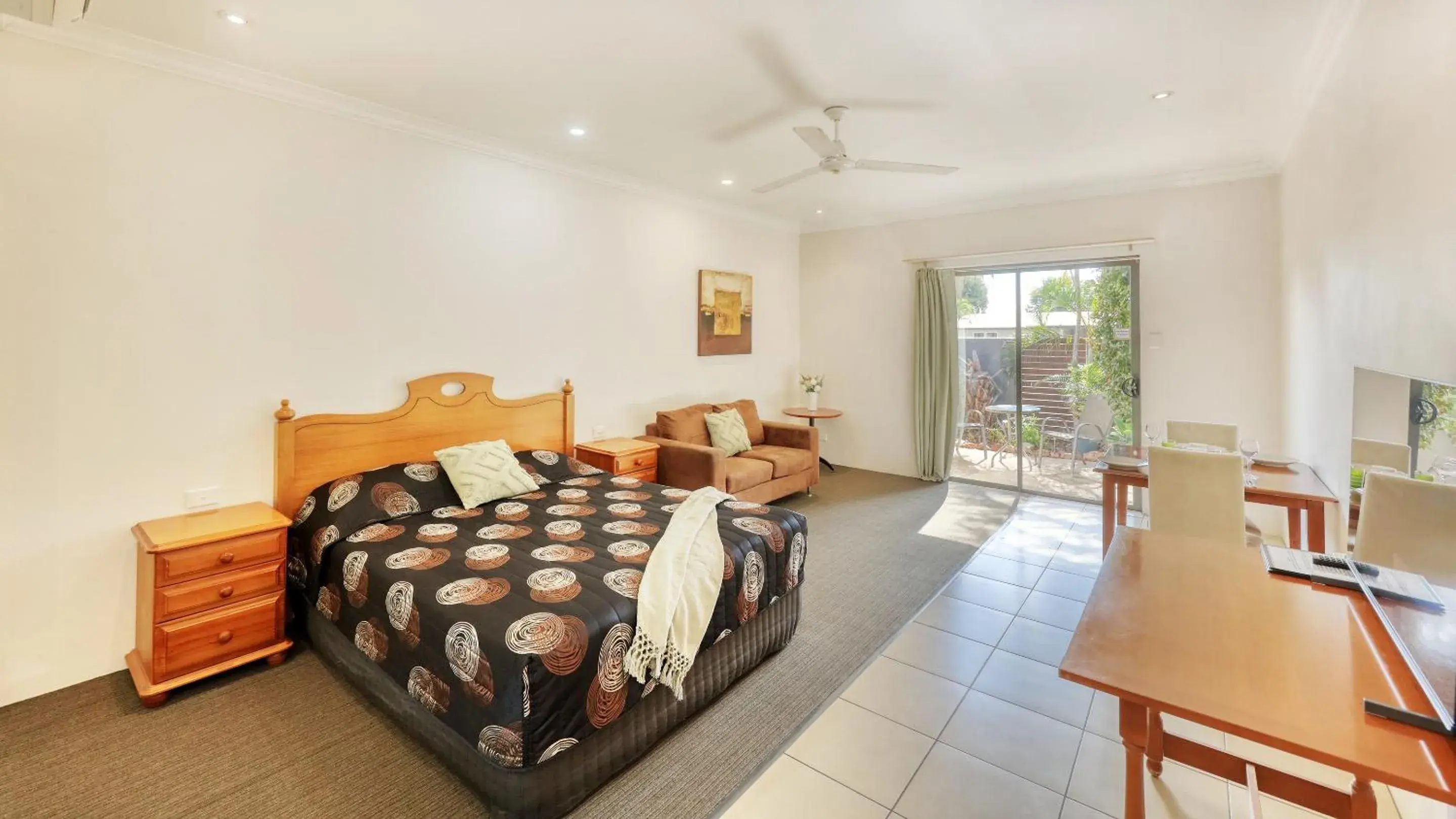 Queen Room in Emerald Gardens Motel & Apartments Queen Room in Emerald Gardens Motel & Apartments